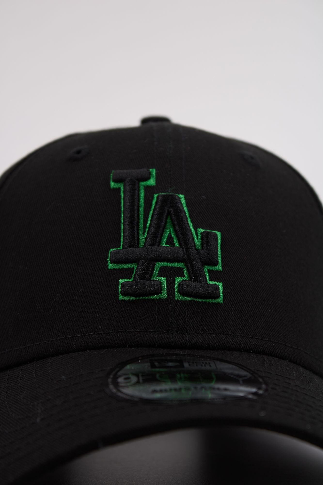 NEW ERA TEAM OUTLINE 9FORTY OSFM en color NEGRO (4)