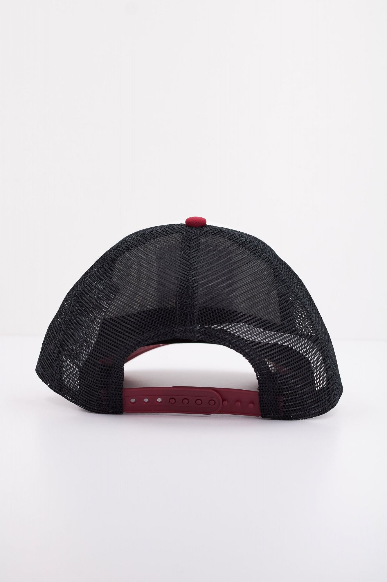 NEW ERA GRAPHIC PATCH TRUCKER en color BLANCO (4)