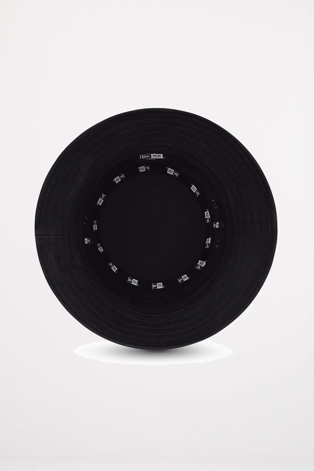NEW ERA  NE ESSENTIAL BUCKET en color NEGRO (2)