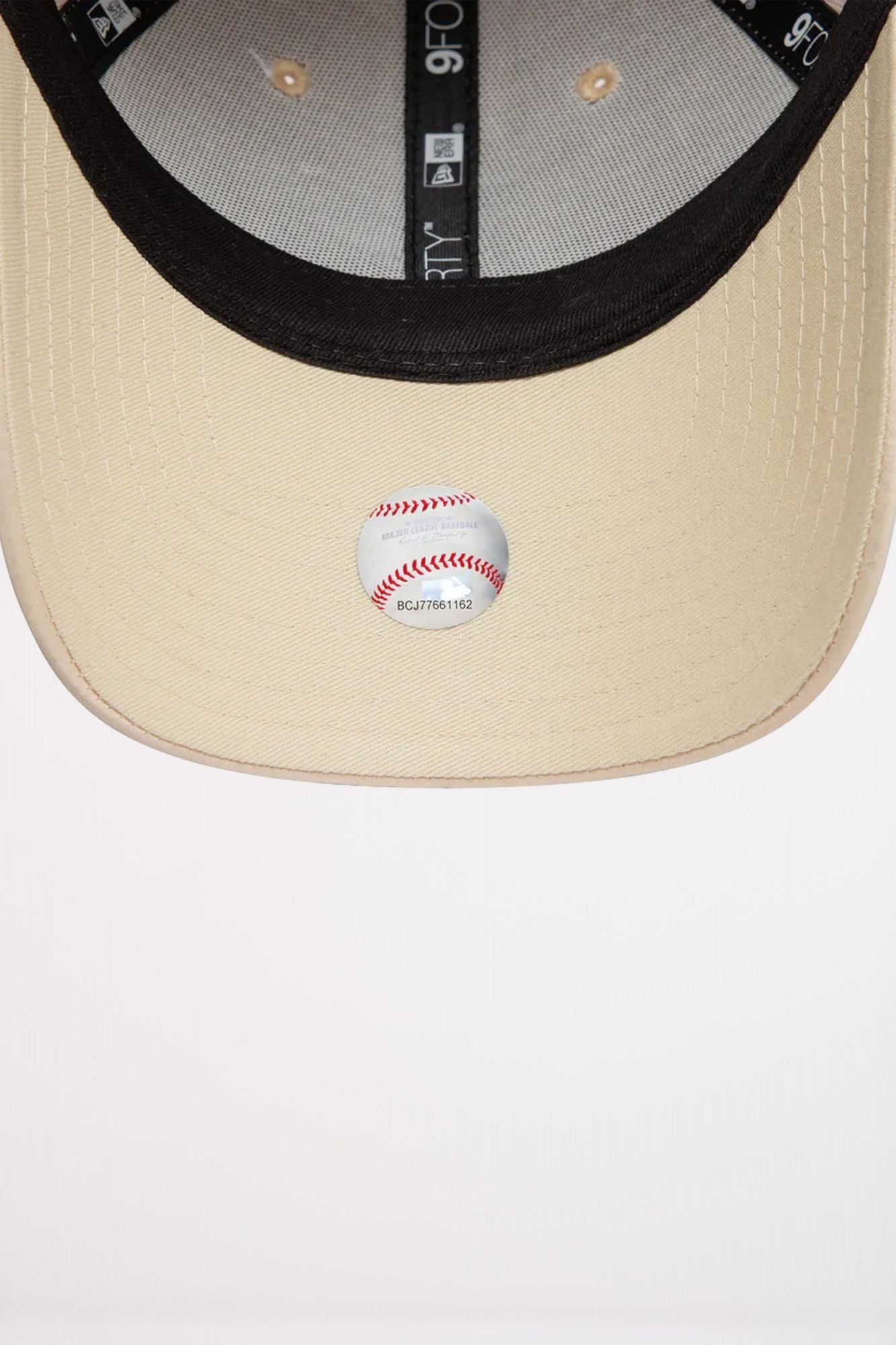 NEW ERA WMNS SATIN 9FORTY LOSDOD en color BEIS (5)