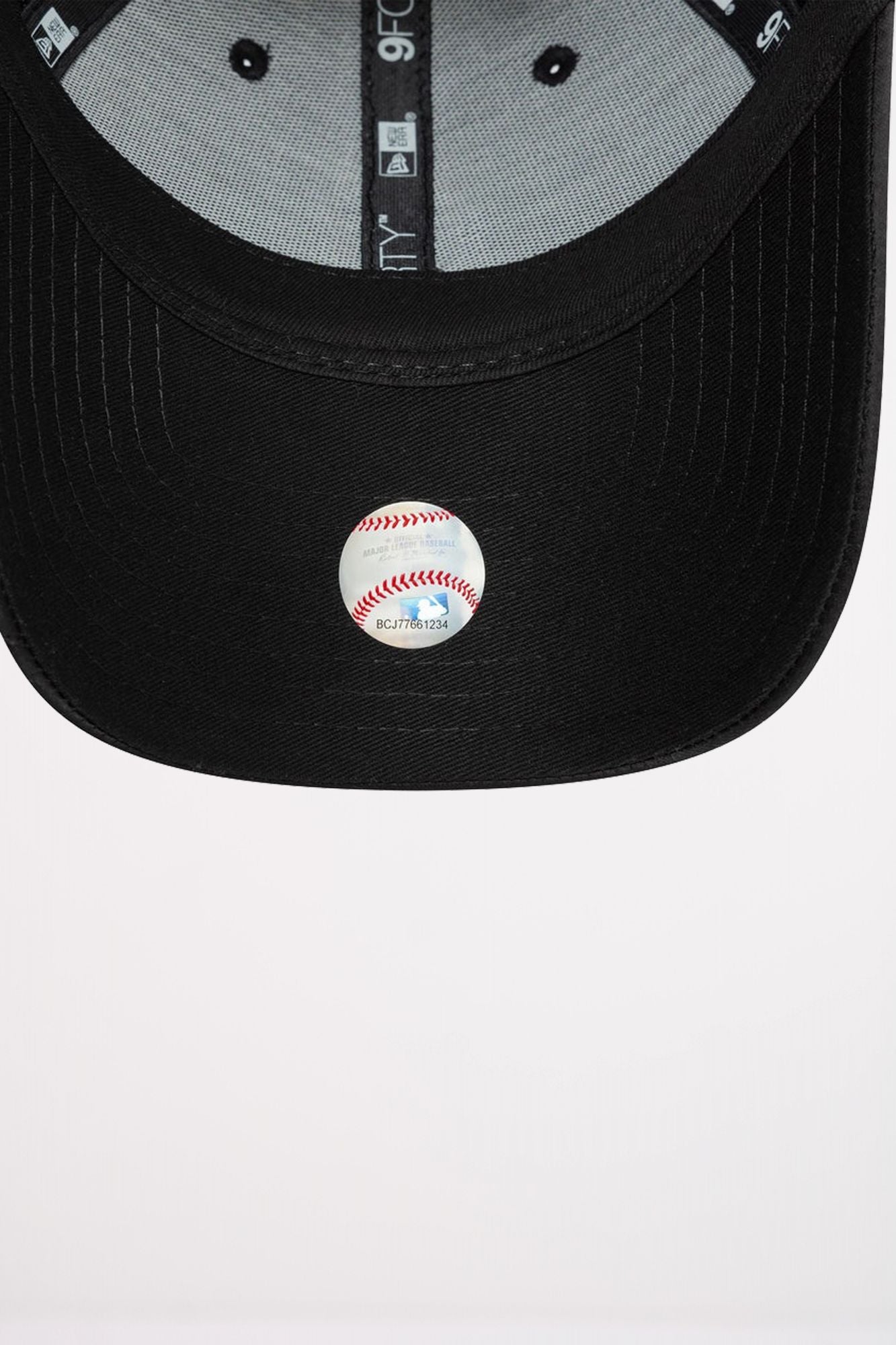 NEW ERA WMNS SATIN 9FORTY NEYYAN en color NEGRO (5)