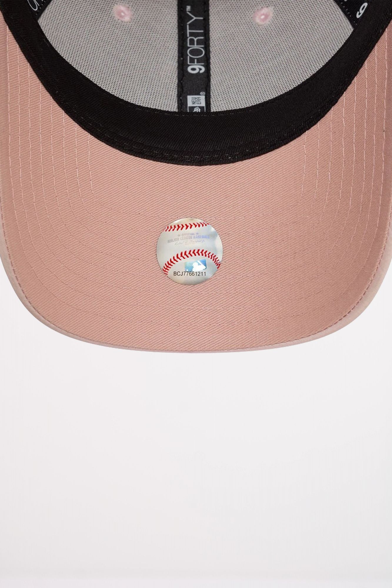 NEW ERA WMNS SATIN 9FORTY NEYYAN en color ROSA (5)
