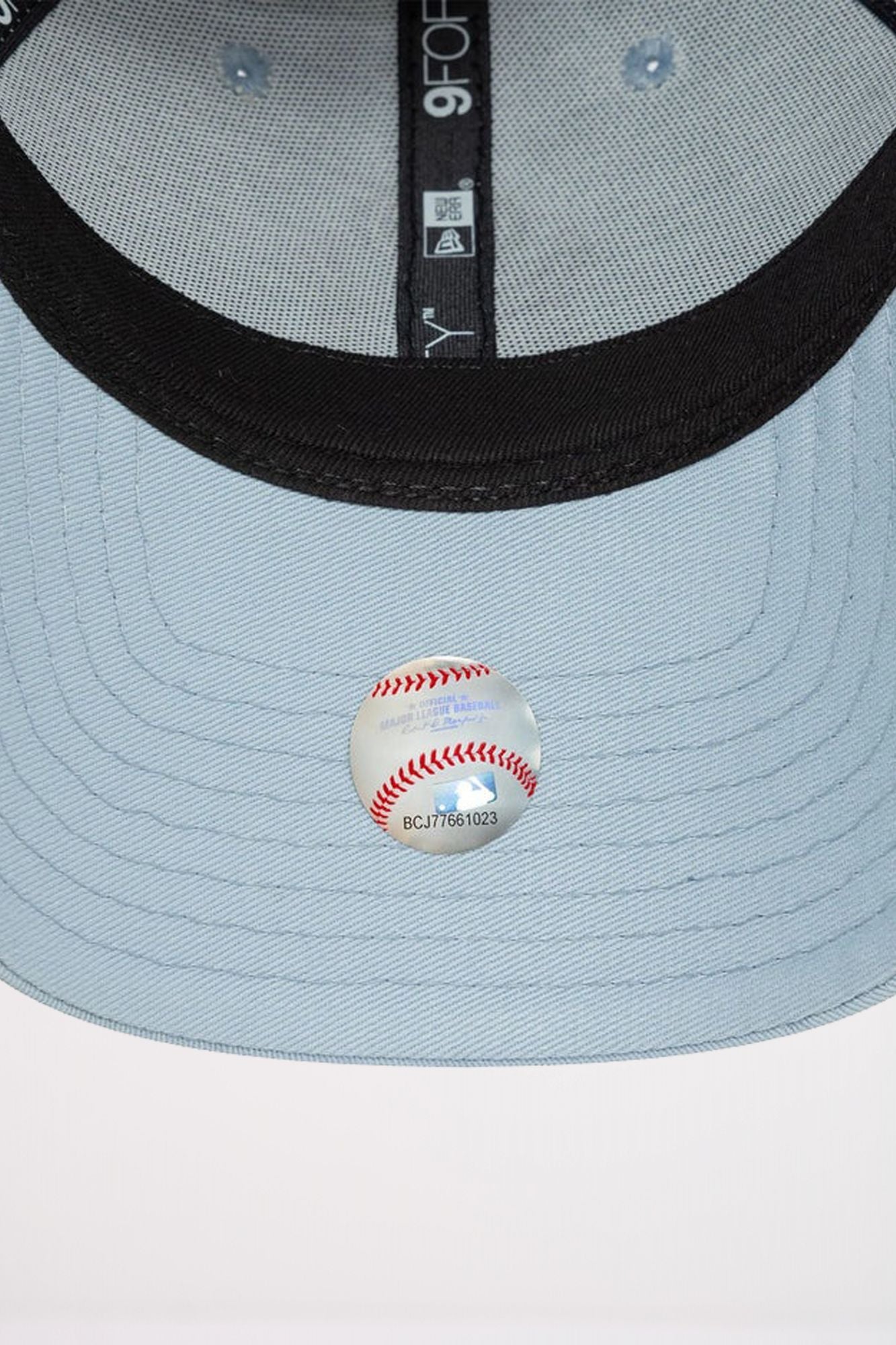 NEW ERA  WMNS METALLIC LOGO 9FORT en color AZUL (4)