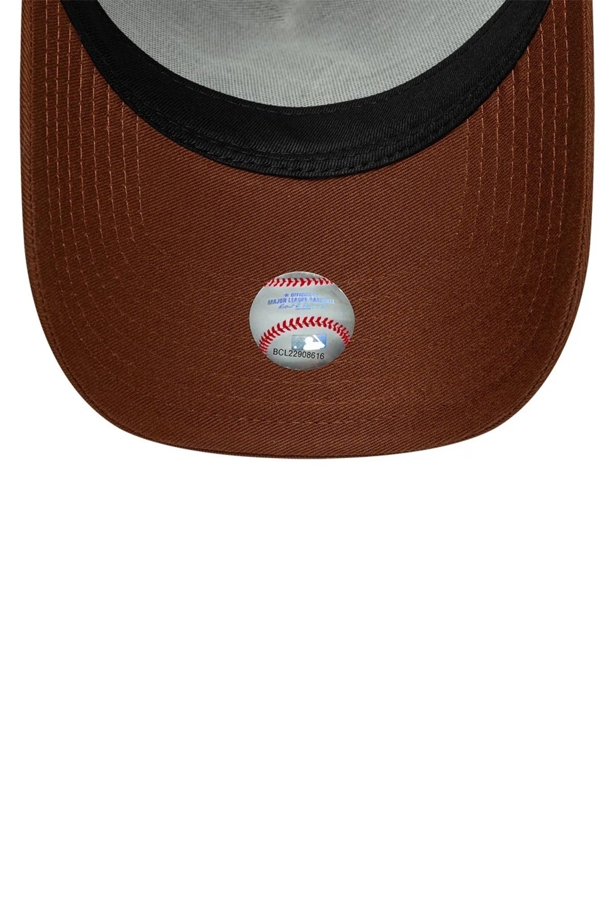 NEW ERA OUTLINE EF TRUCKER NEYYAN en color MARRON (4)