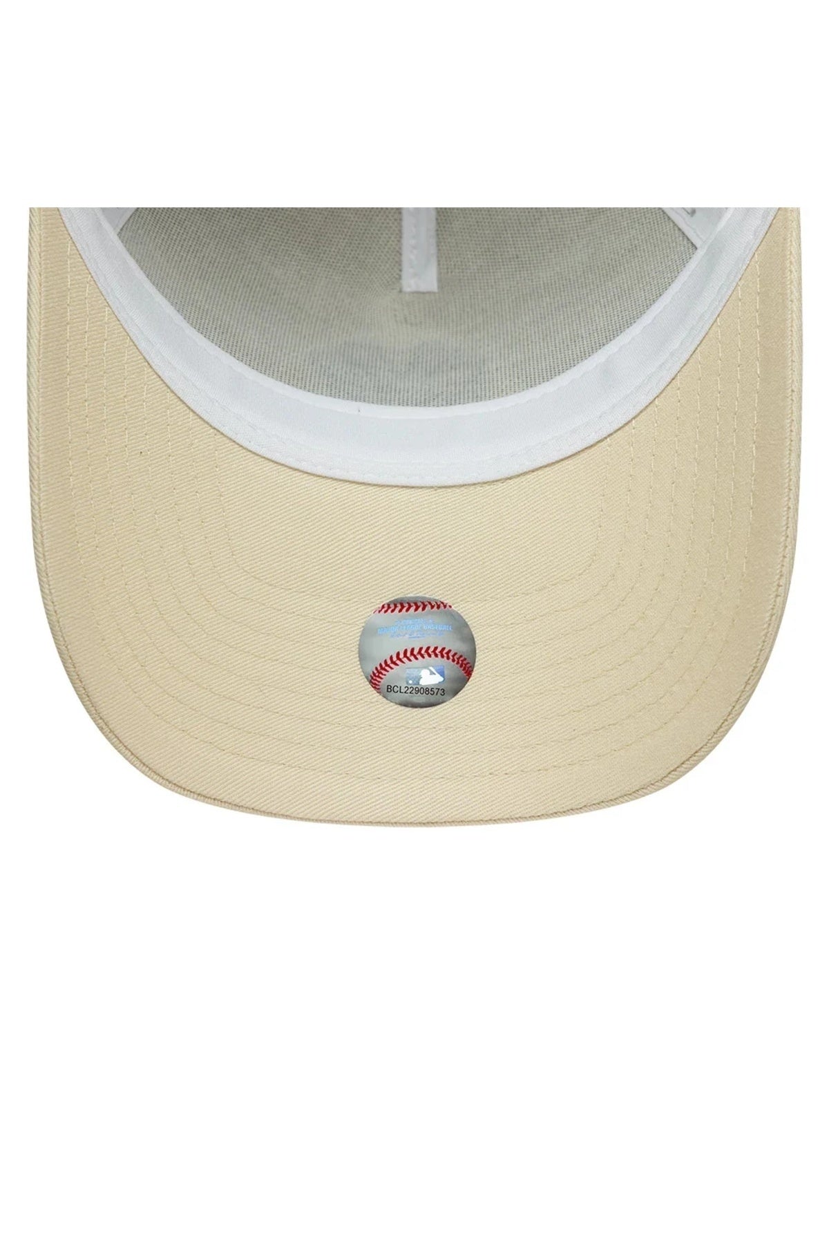 NEW ERA OUTLINE EF TRUCKER NEYYAN en color BEIS (4)