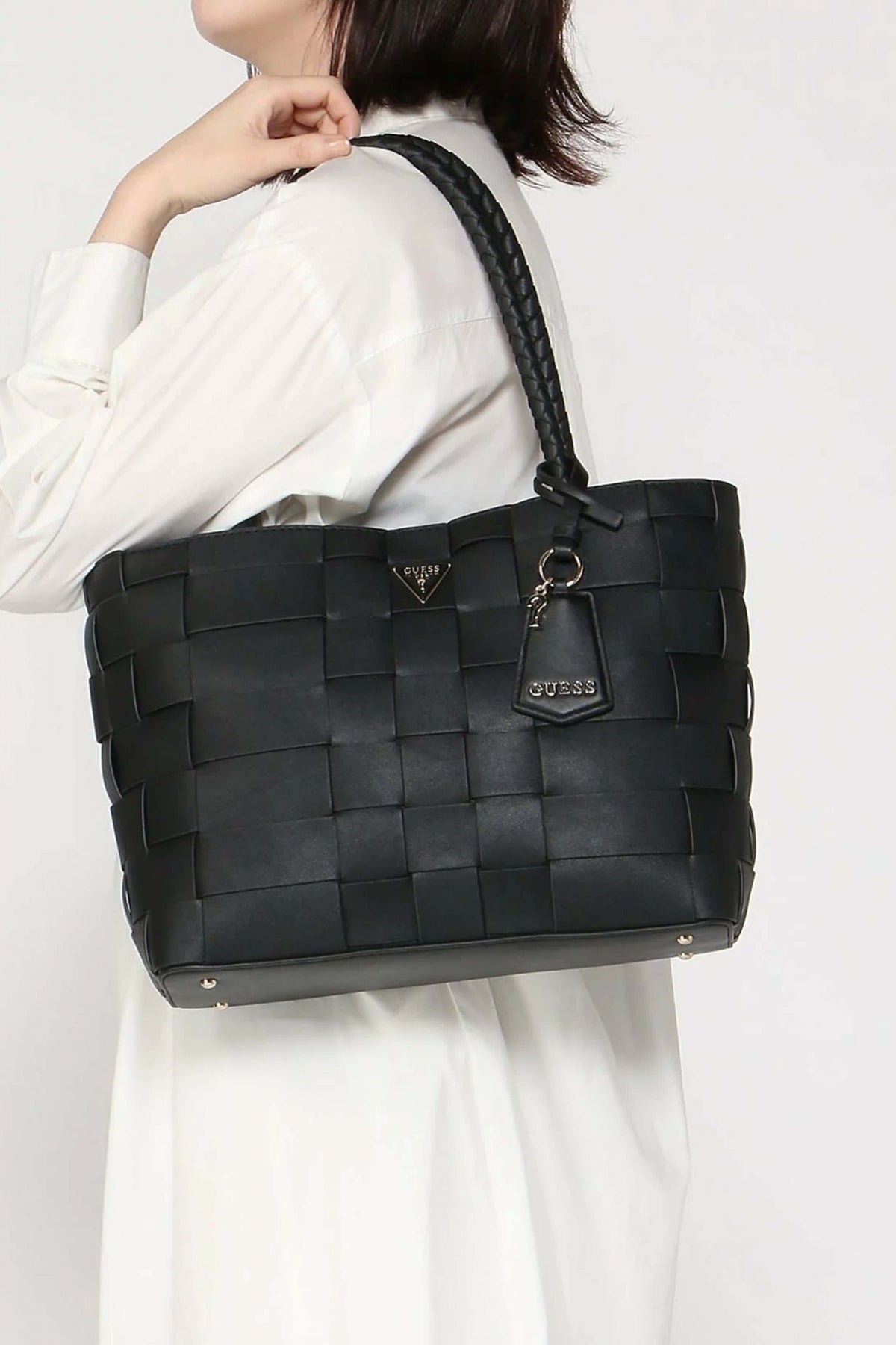 GUESS MAYLEE en color NEGRO (4)