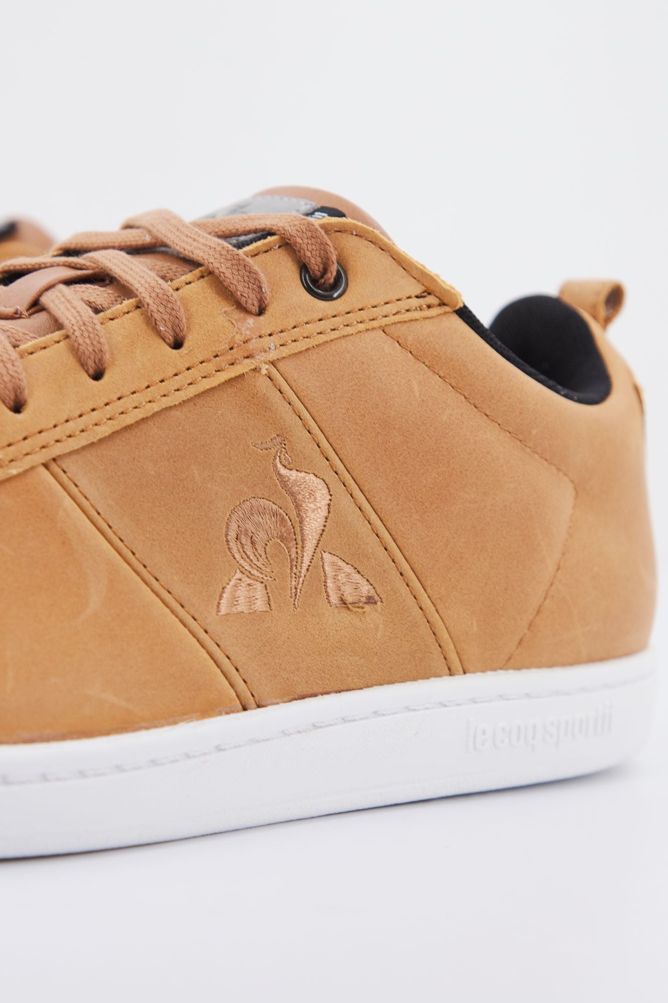 LE COQ SPORTIF COURTCLASSIC BLACK JEAN en color MARRON (3)