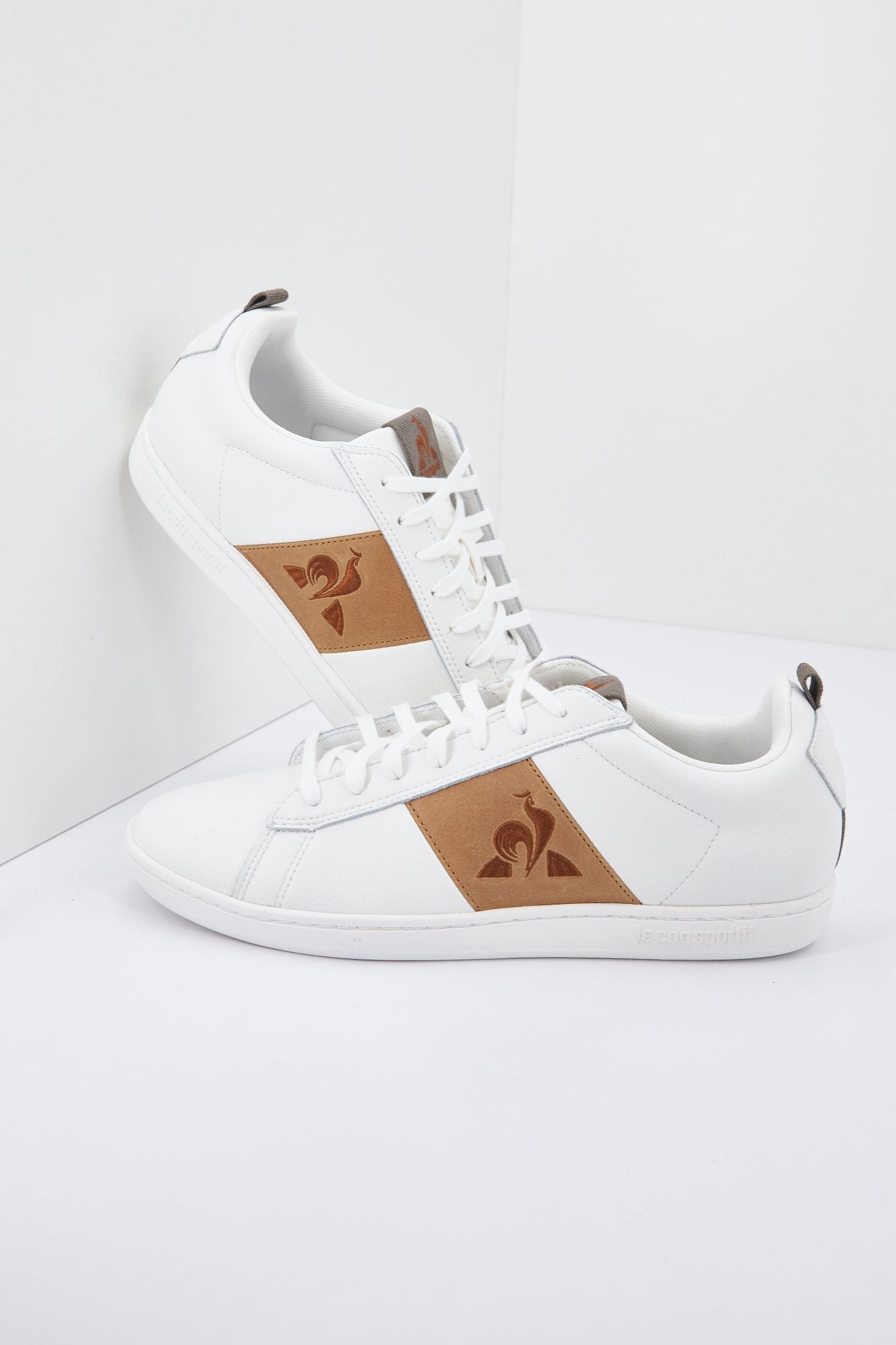 LE COQ SPORTIF  COURTCLASSIC WORKWEAR LEAT en color BLANCO (1)