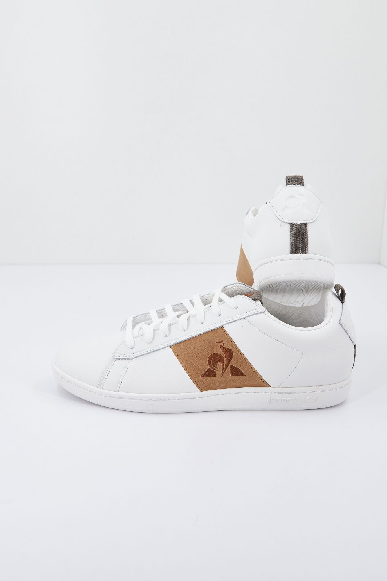 LE COQ SPORTIF  COURTCLASSIC WORKWEAR LEAT en color BLANCO (2)