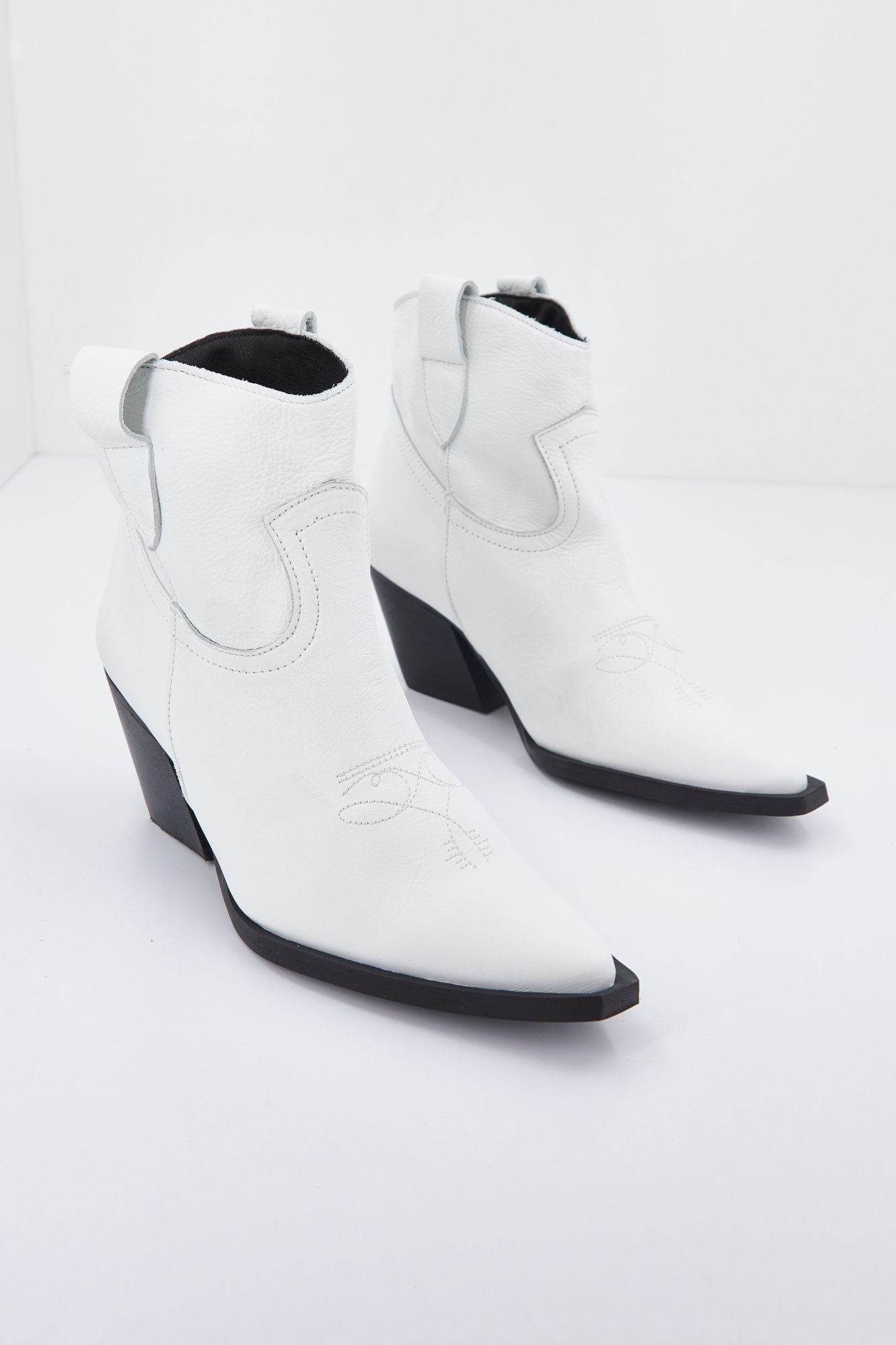 YELLOW PONY en color BLANCO (3)