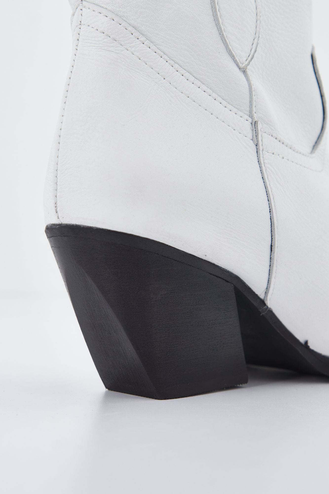 YELLOW PONY en color BLANCO (4)