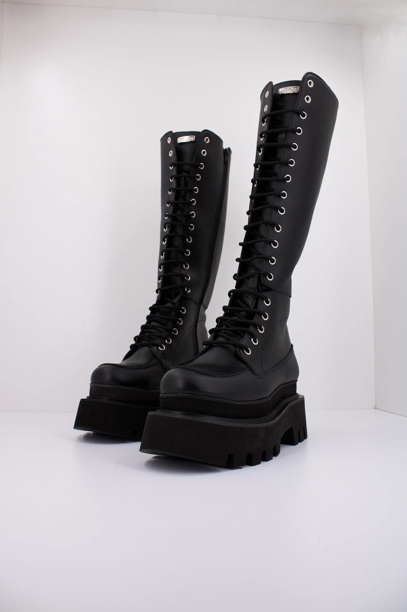 YELLOW ARTHUR en color NEGRO (2)