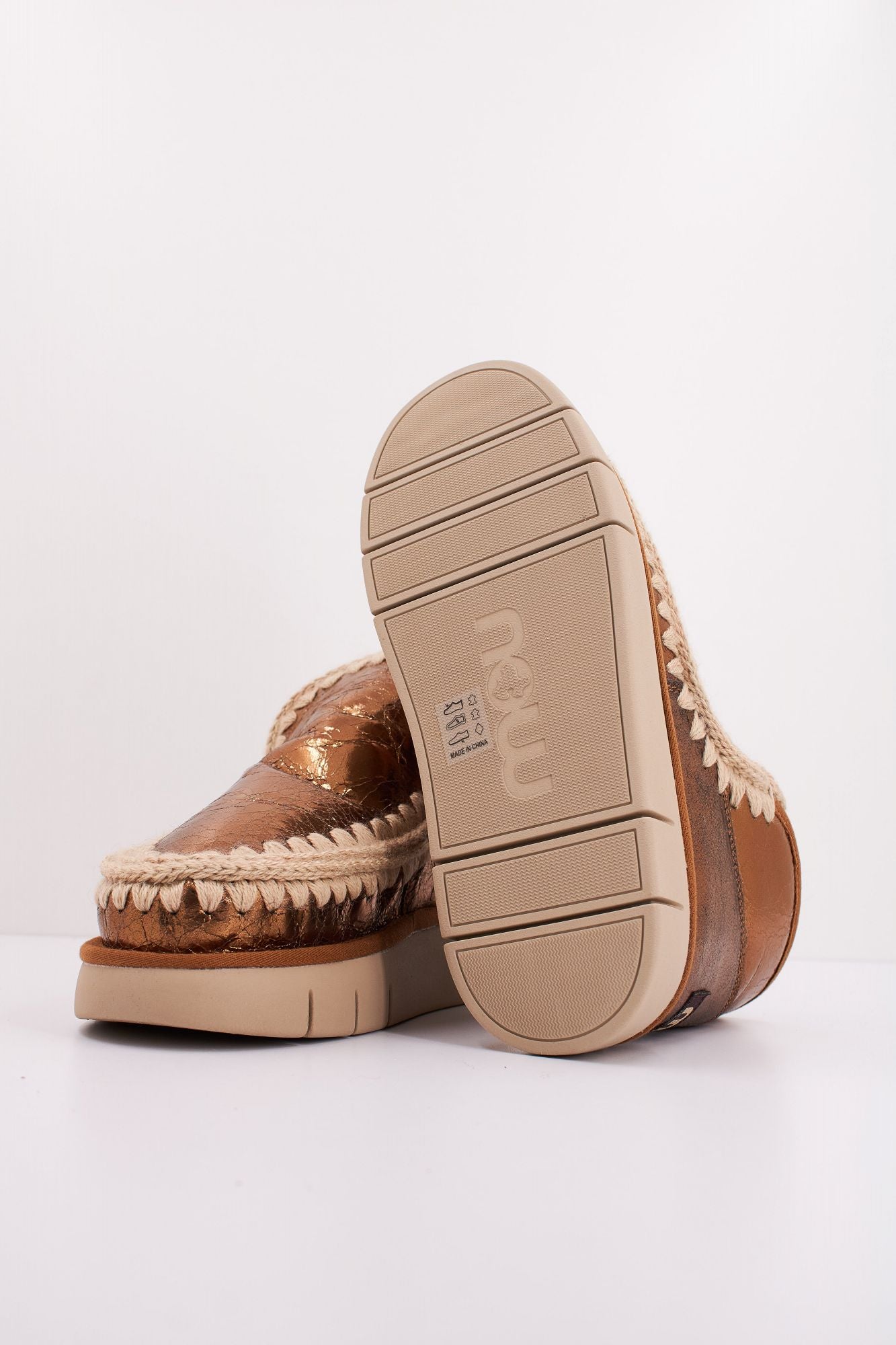 MOU ESKIMO BOUNCE SNEAKER en color ORO (5)