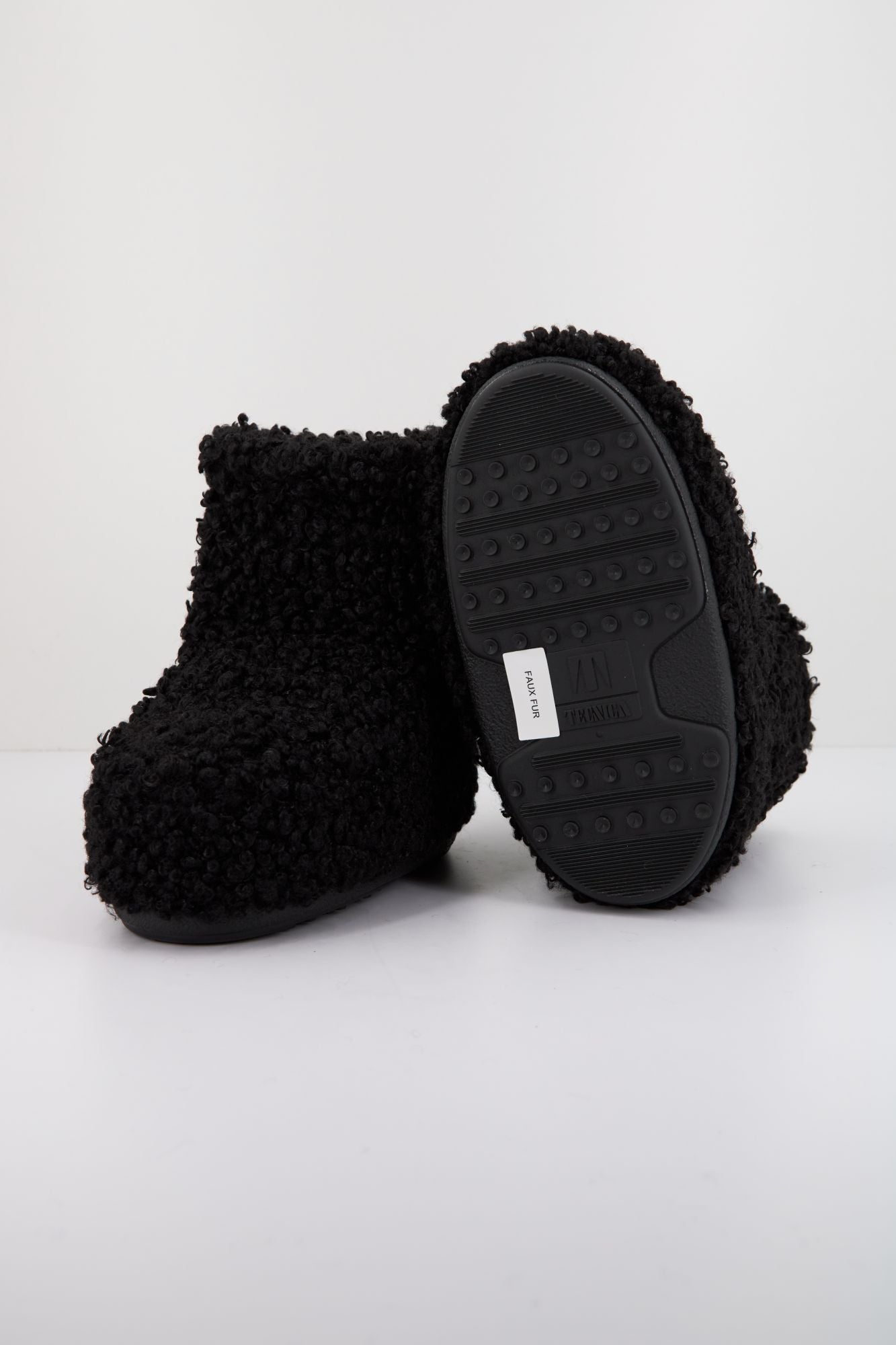 MOON BOOT MB ICON LOW FAUX CURLY en color NEGRO (4)