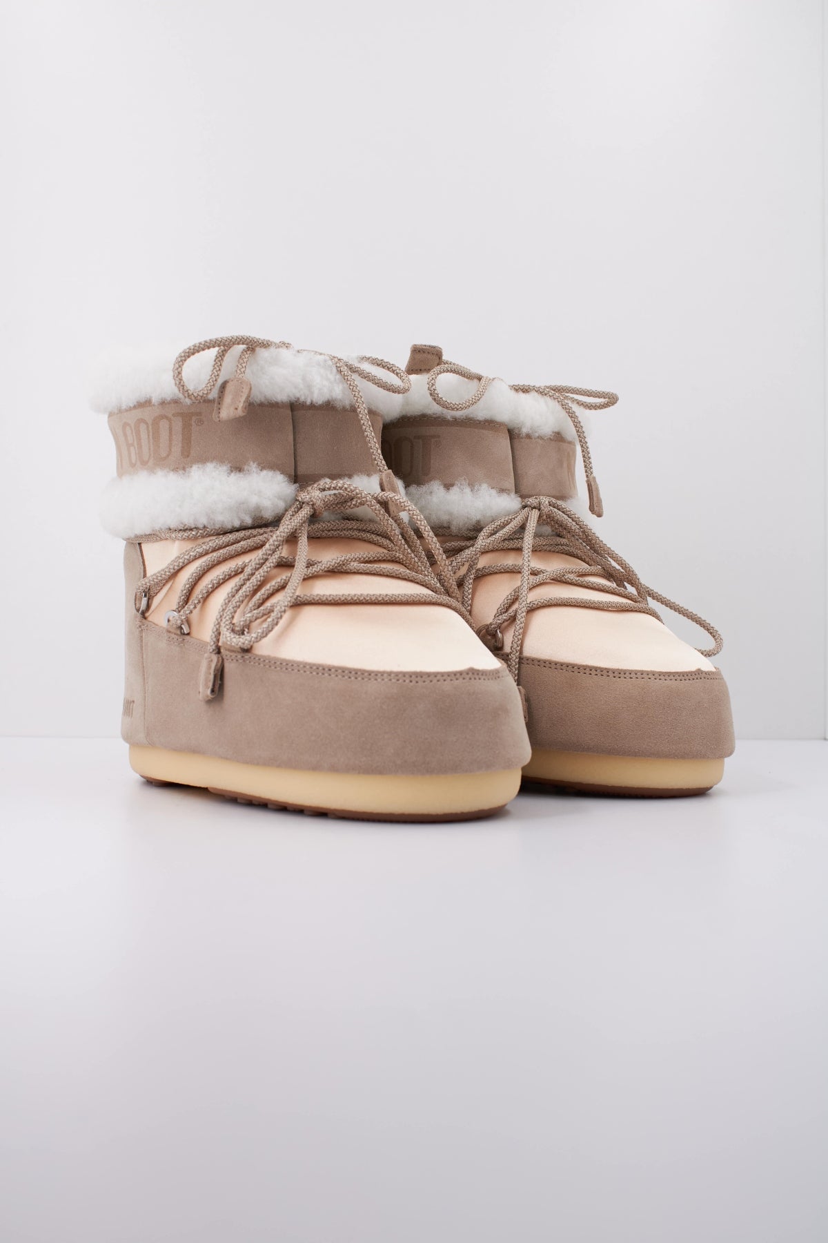 MOON BOOT ICON LOW PEARLY PLUS 14099100 01 en color BEIS (2)