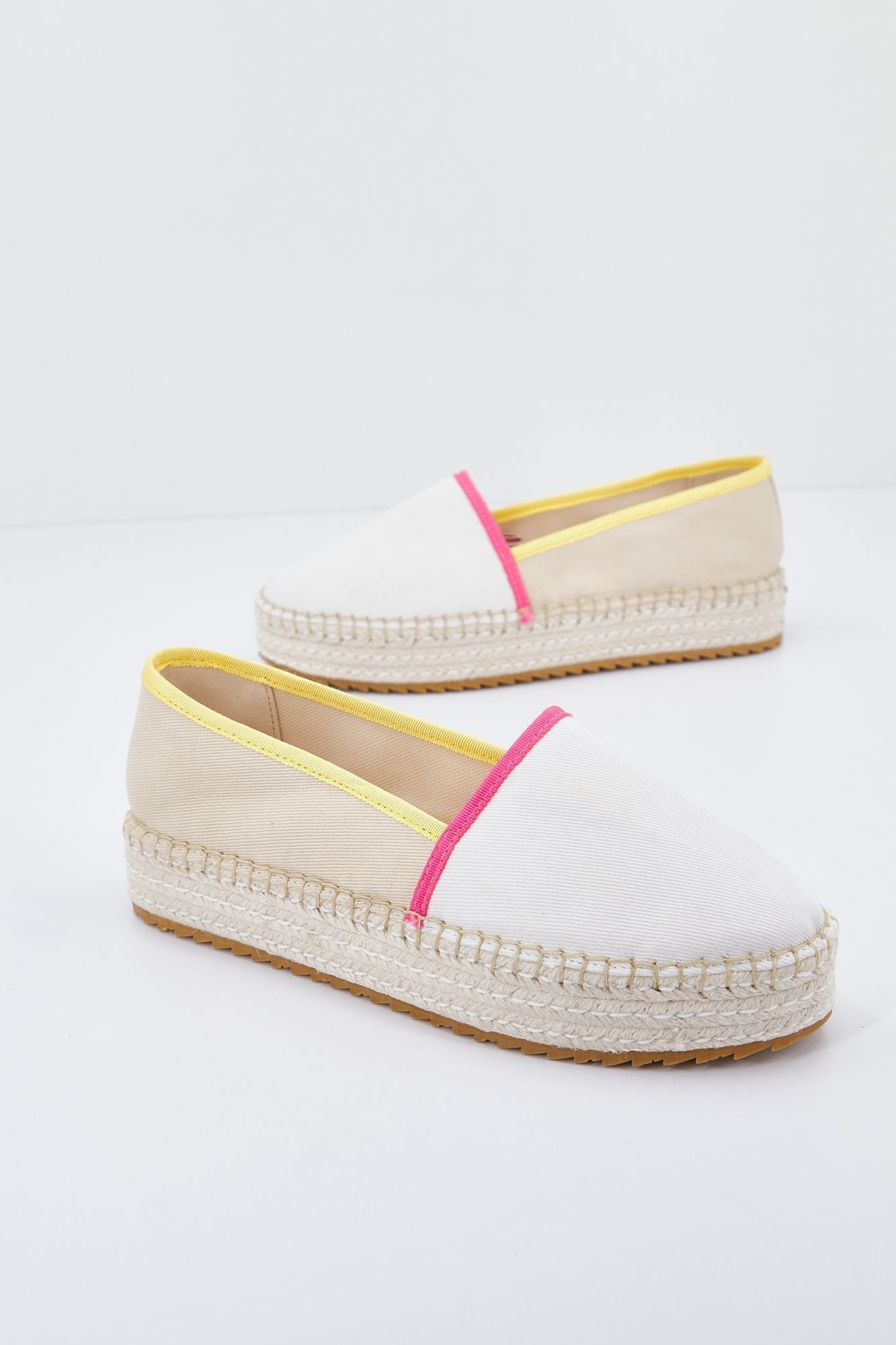 TOMMY JEANS FLATFORM ESP en color BEIS (1)