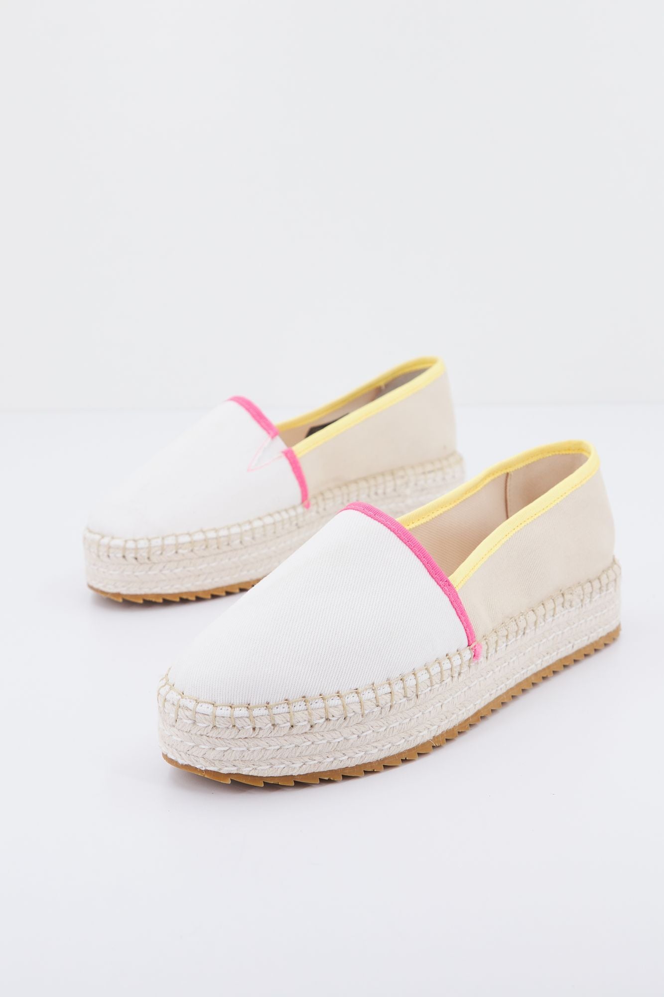 TOMMY JEANS FLATFORM ESP en color BEIS (2)