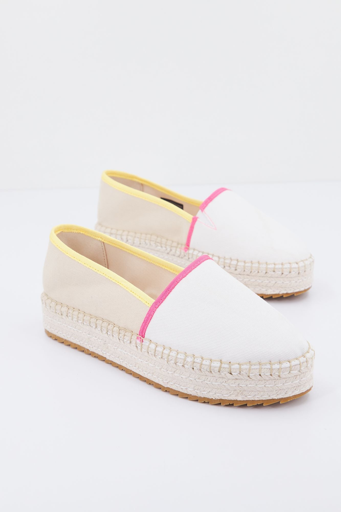 TOMMY JEANS FLATFORM ESP en color BEIS (3)
