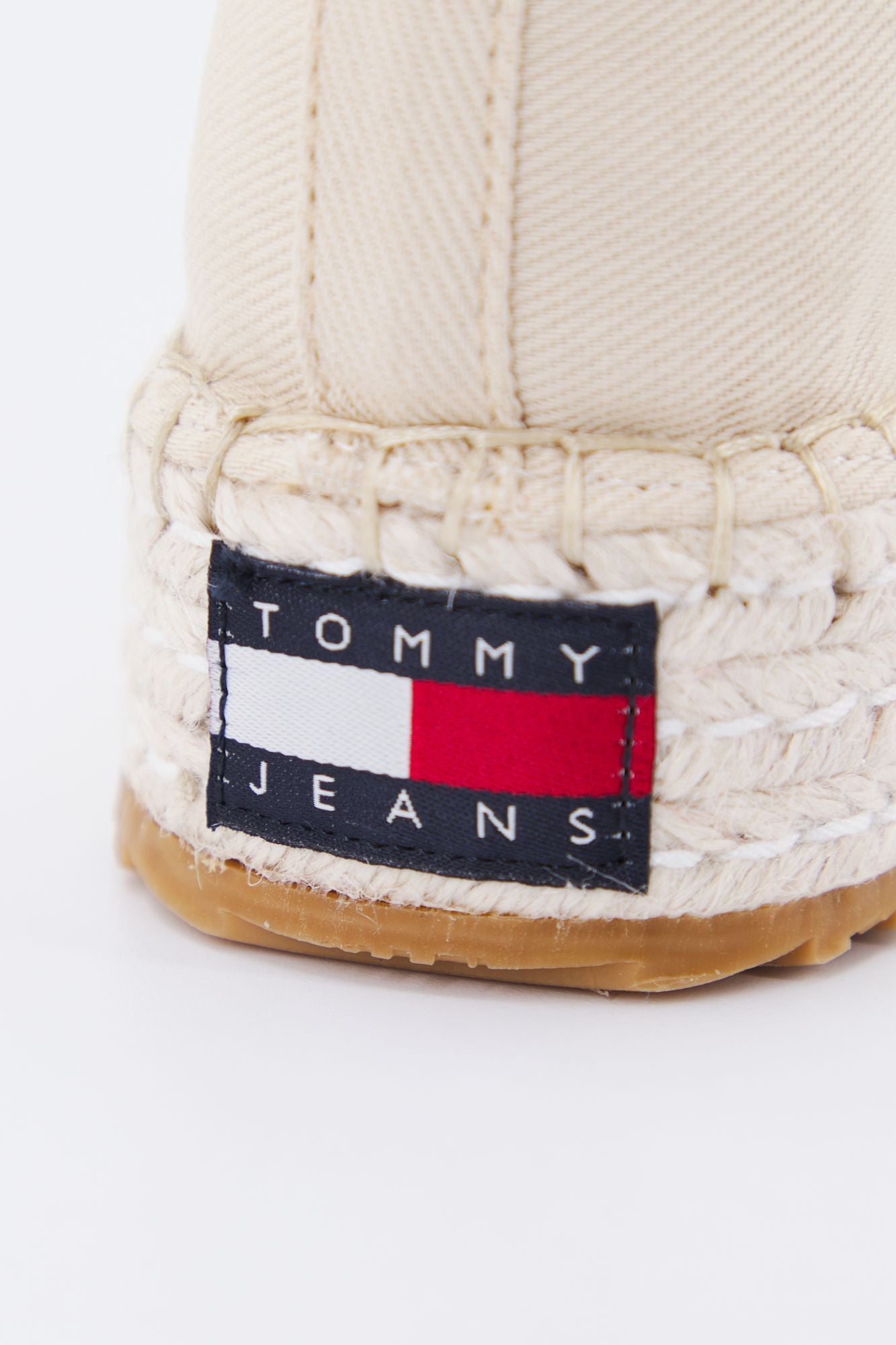 TOMMY JEANS FLATFORM ESP en color BEIS (4)