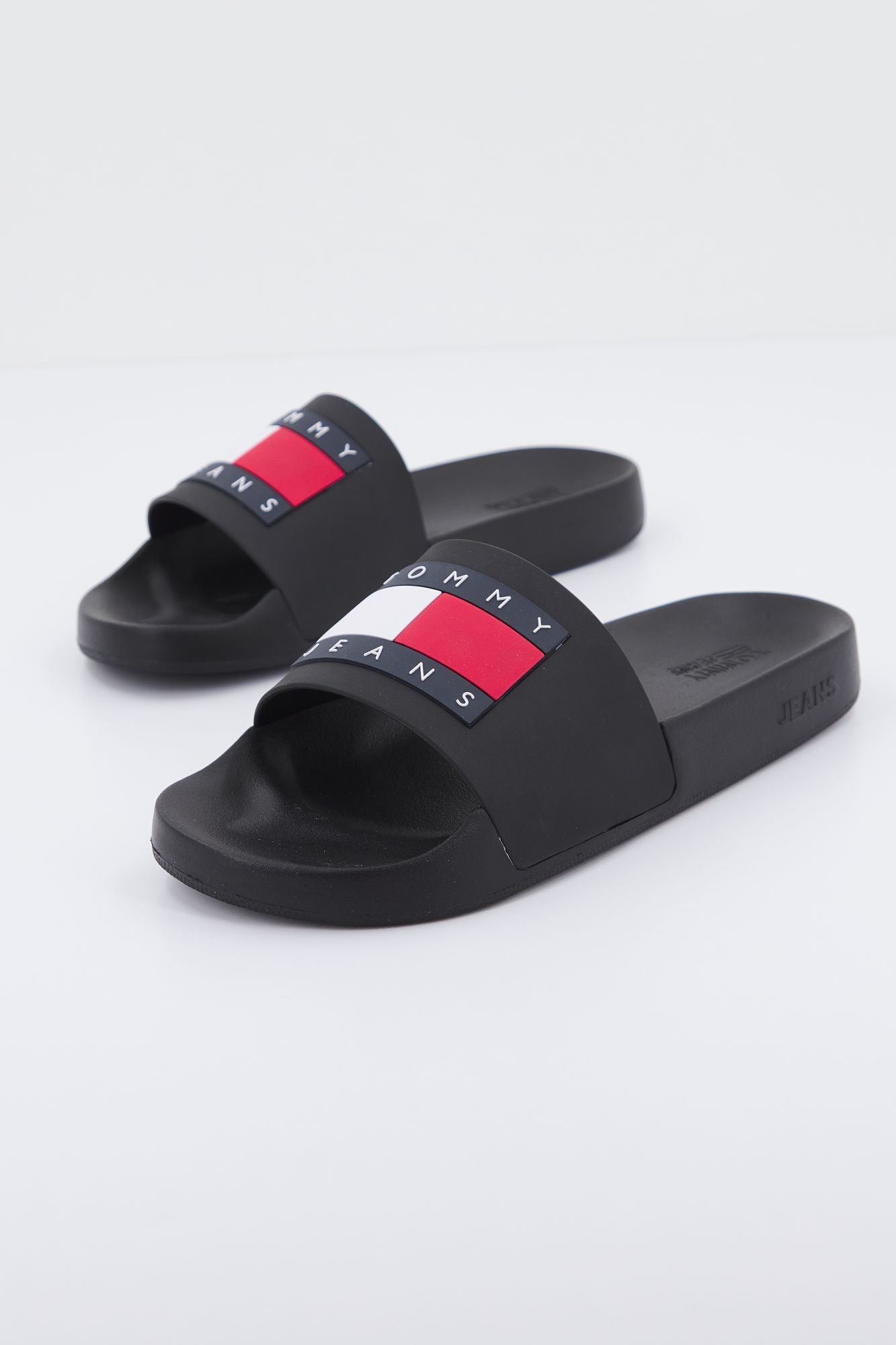 TOMMY JEANS EN0EN01889 en color NEGRO (3)