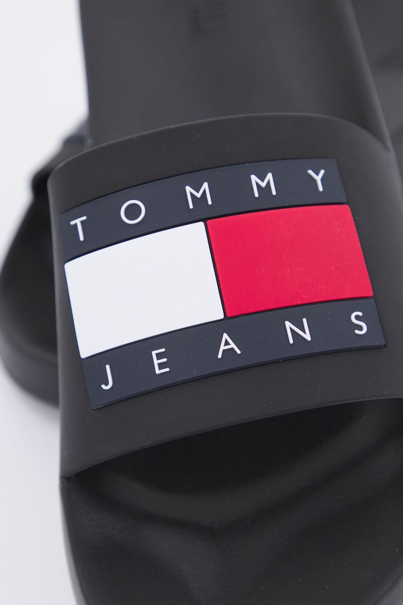 TOMMY JEANS EN0EN01889 en color NEGRO (4)