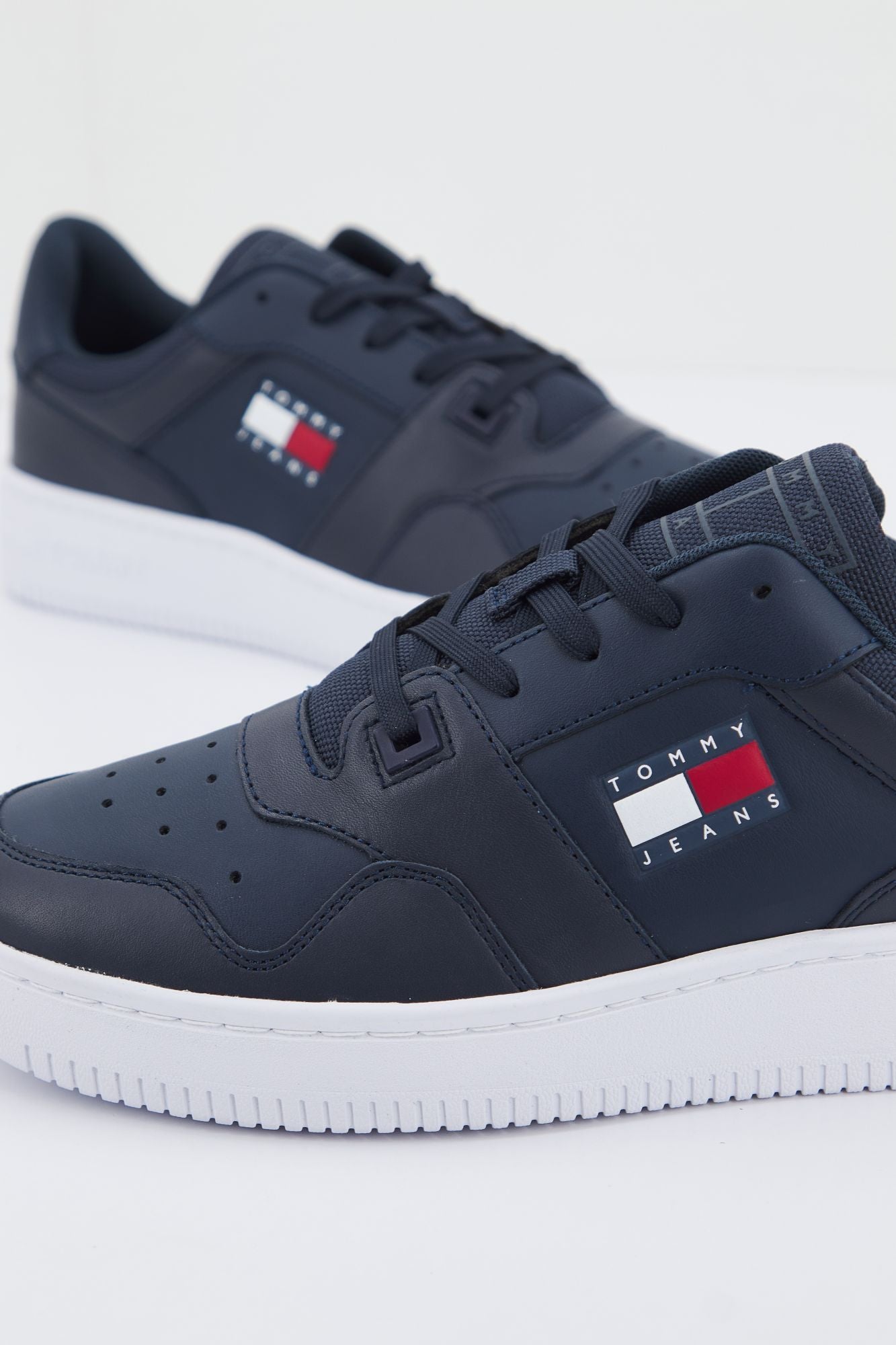 TOMMY JEANS RETRO BASKET TJM ESS en color AZUL (2)