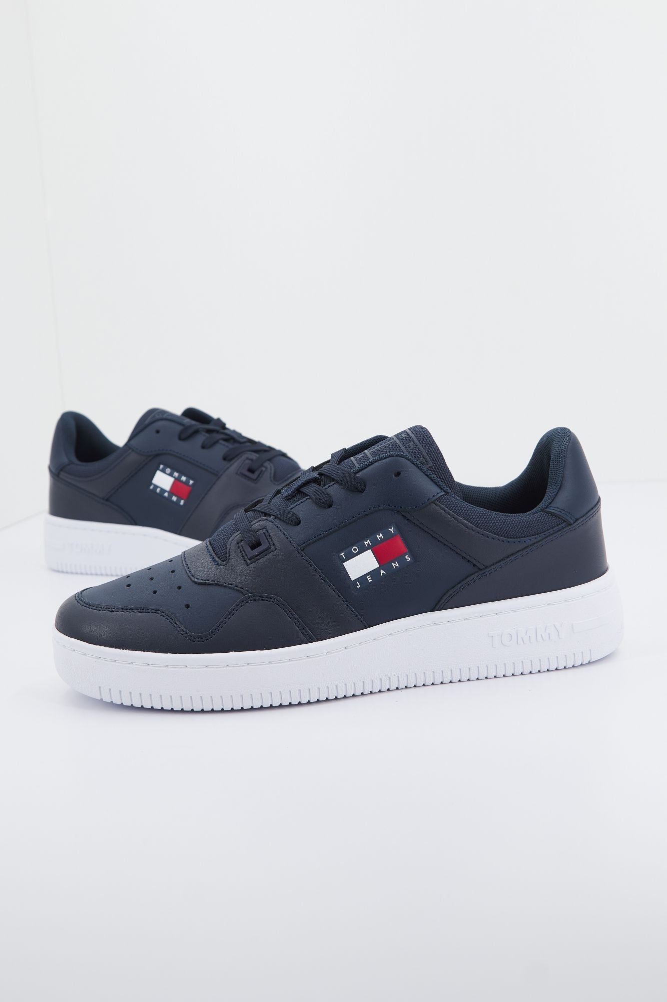 TOMMY JEANS RETRO BASKET TJM ESS en color AZUL (3)