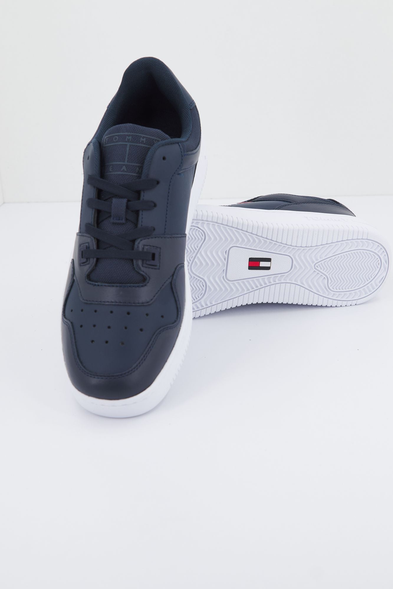 TOMMY JEANS RETRO BASKET TJM ESS en color AZUL (4)