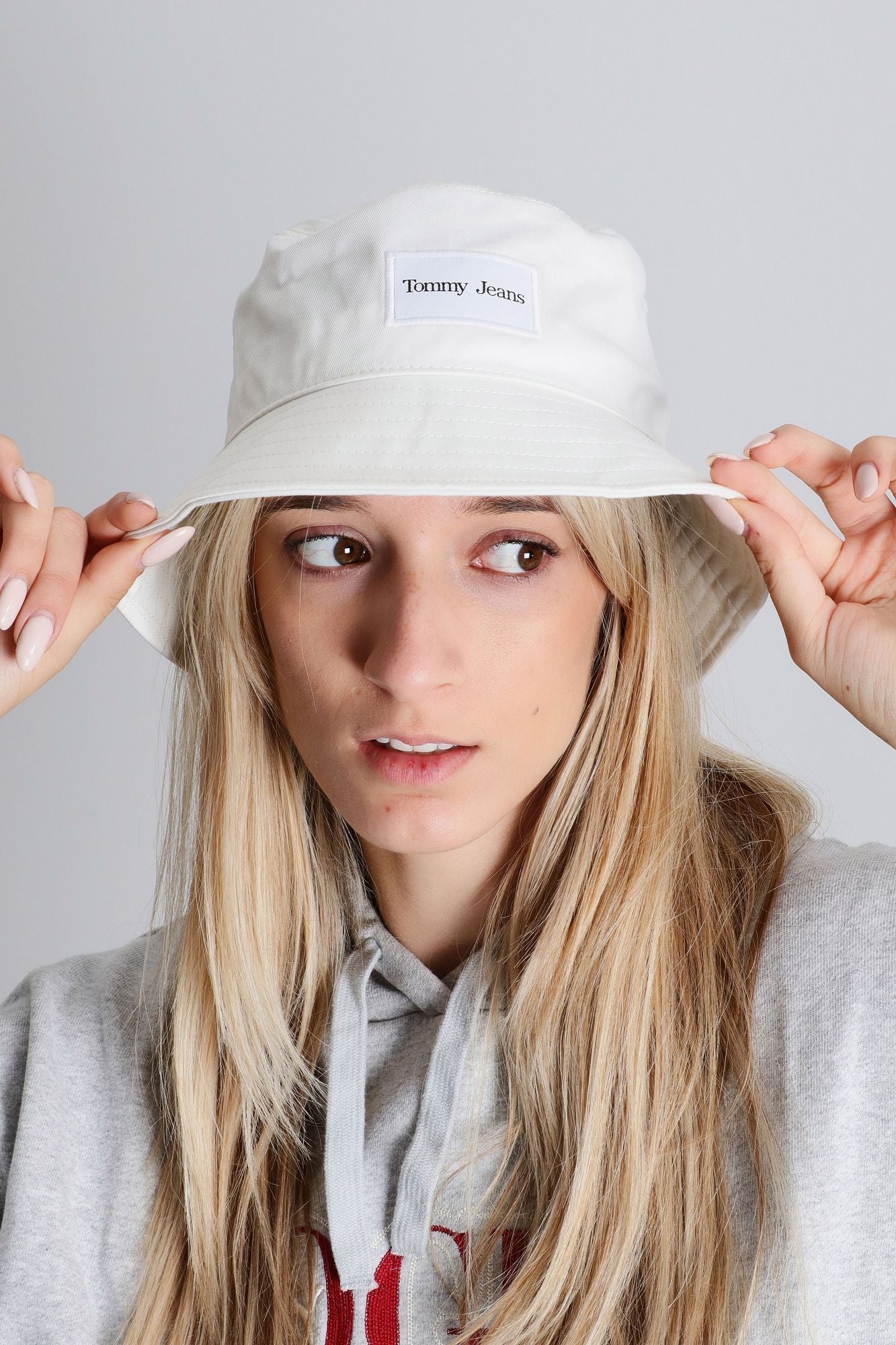 TOMMY JEANS SPORT ELEVATED BUCKE en color BLANCO (2)