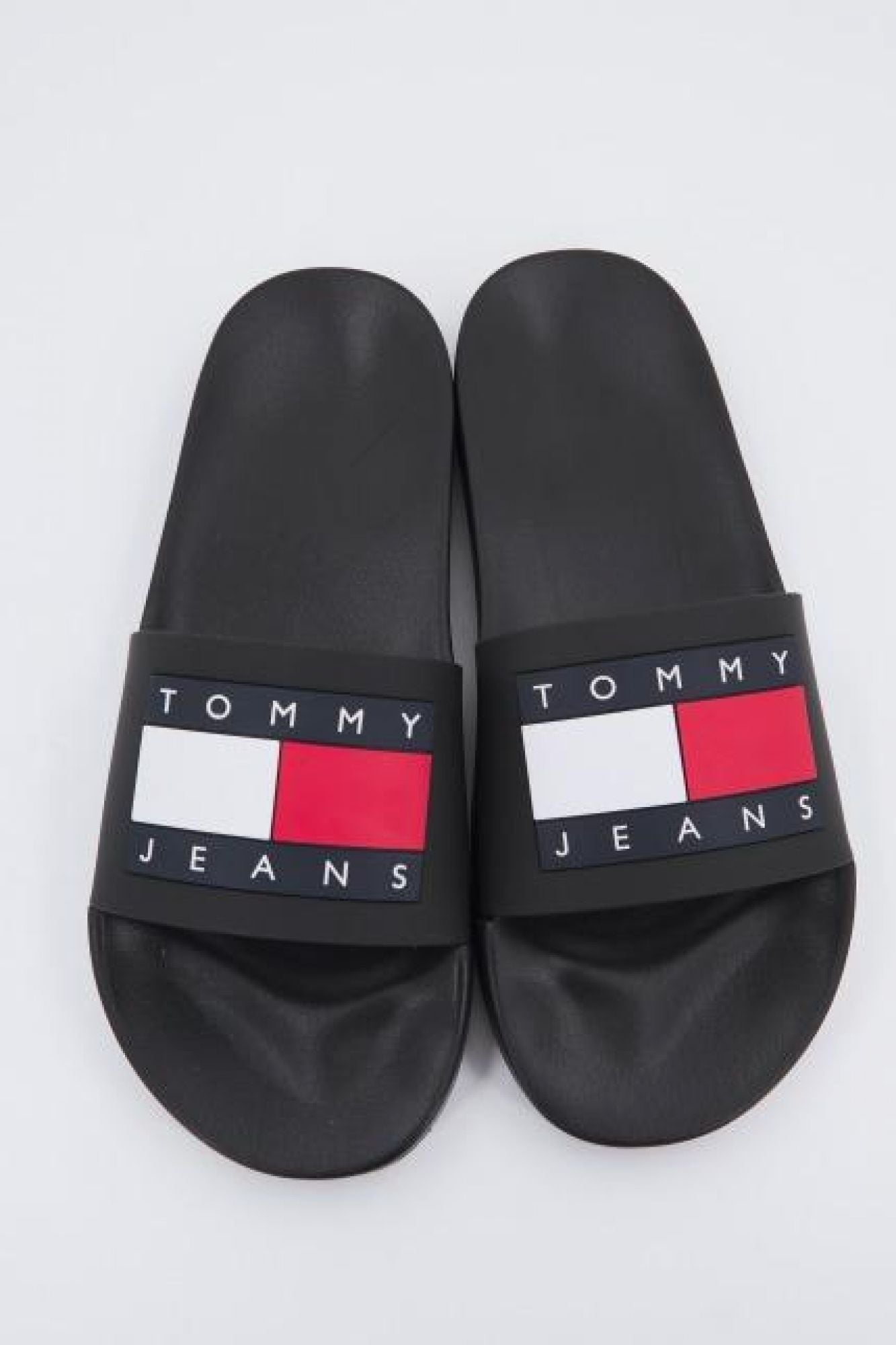 TOMMY JEANS POOL SLIDE ESS en color NEGRO (1)