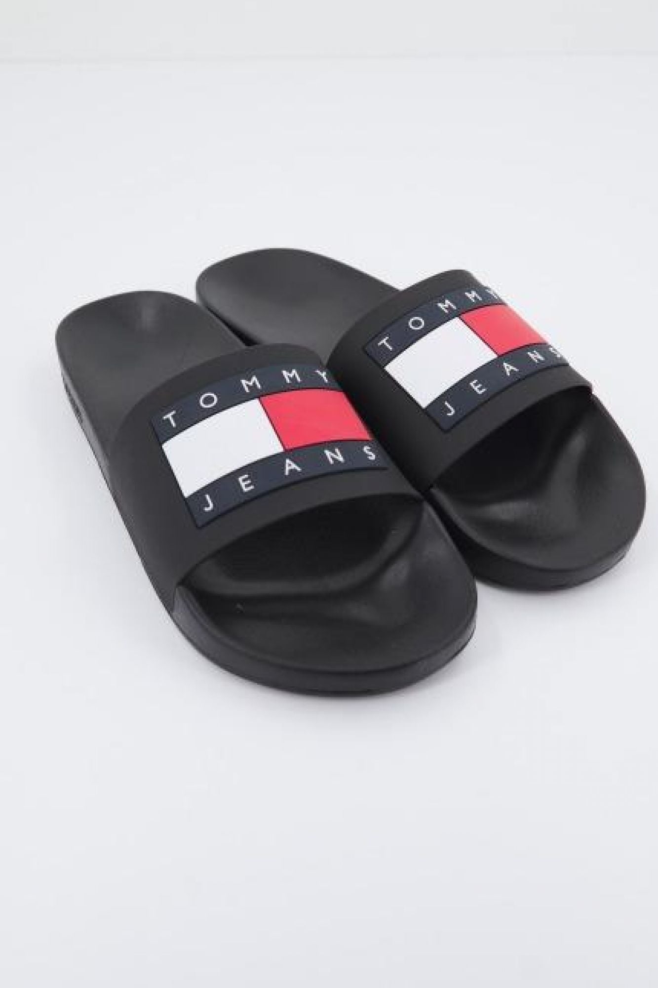 TOMMY JEANS POOL SLIDE ESS en color NEGRO (2)