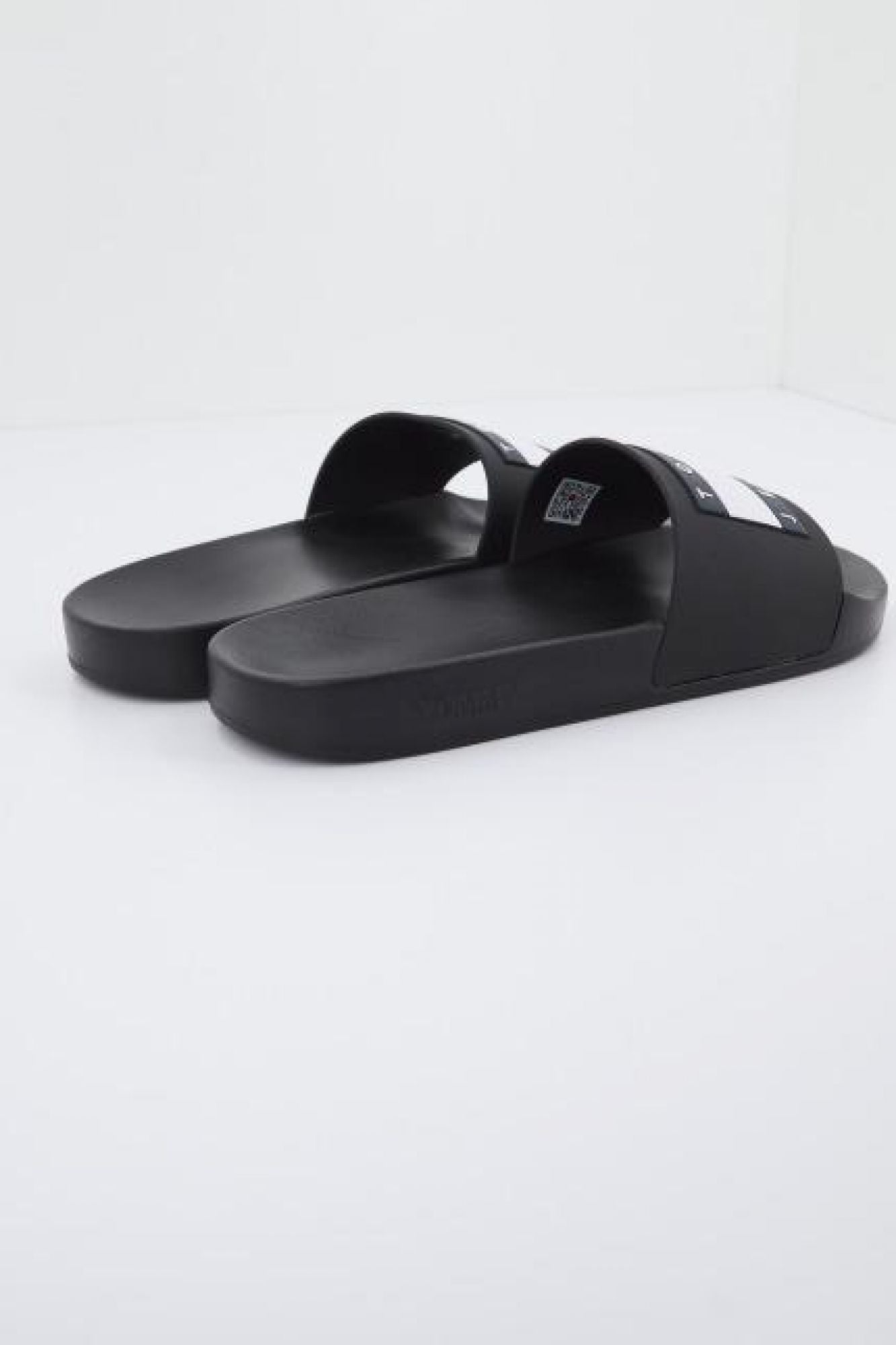 TOMMY JEANS POOL SLIDE ESS en color NEGRO (3)