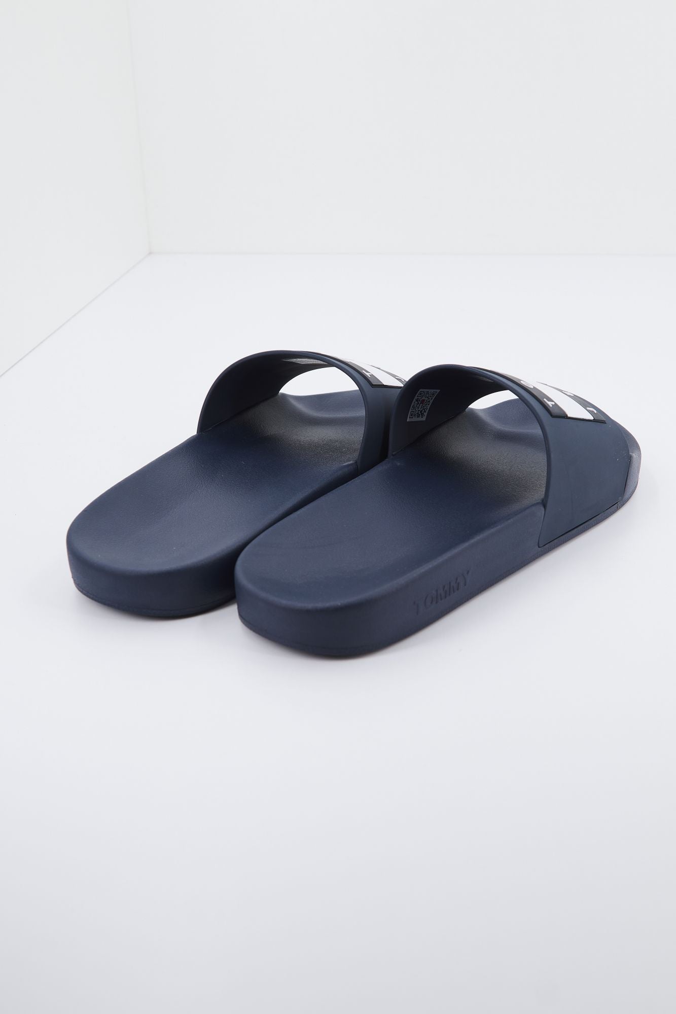 TOMMY JEANS  RETRO LEATHER en color AZUL (3)