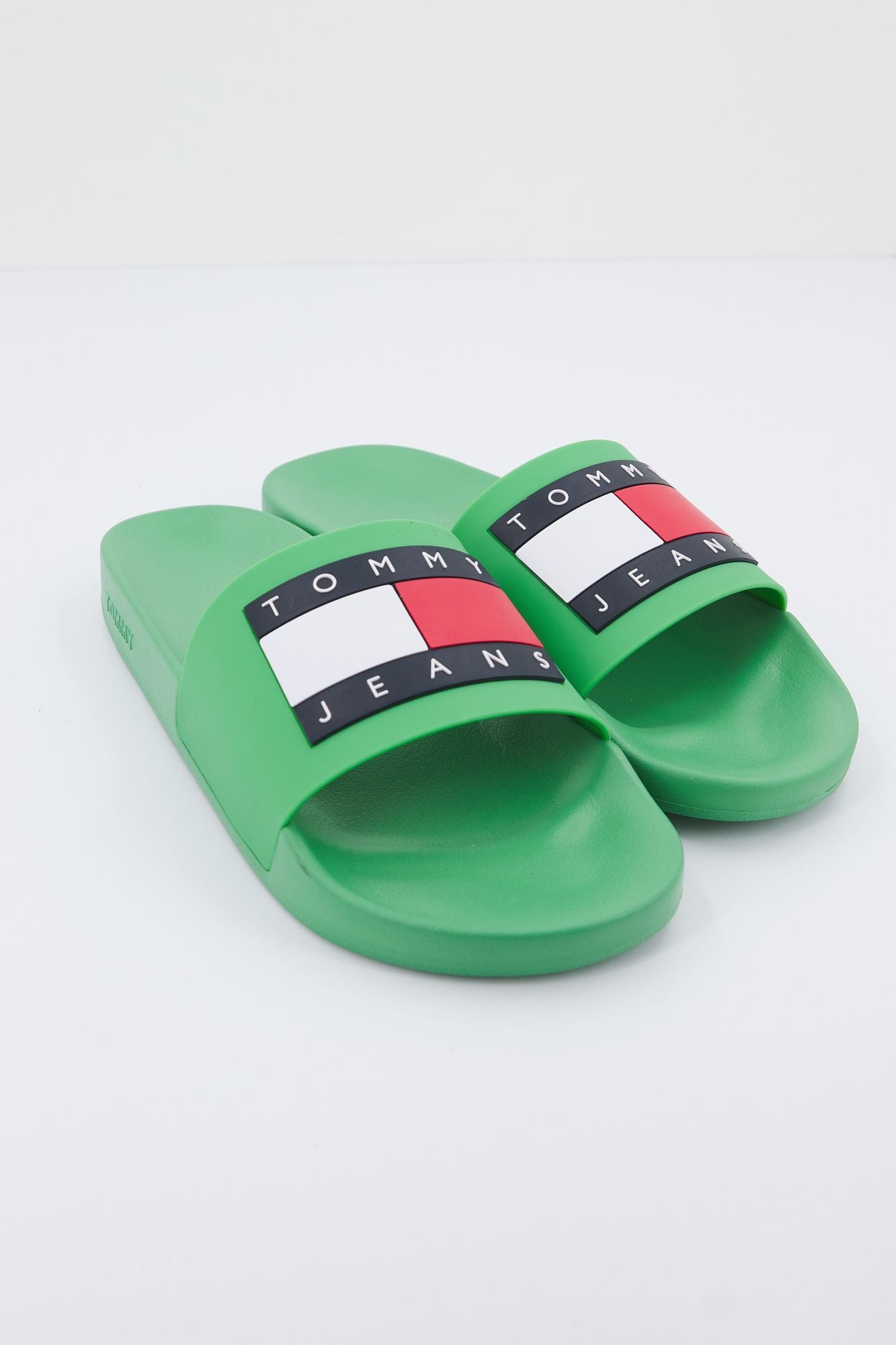 TOMMY JEANS POOL SLIDE ESS en color VERDE (1)