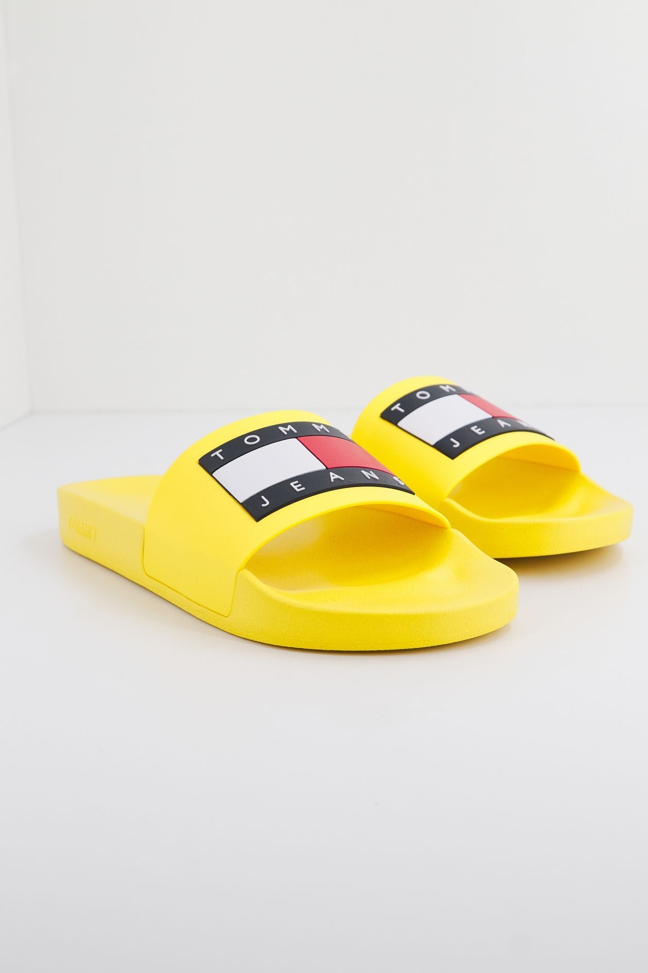 TOMMY JEANS POOL SLIDE ESS en color AMARILLO (1)