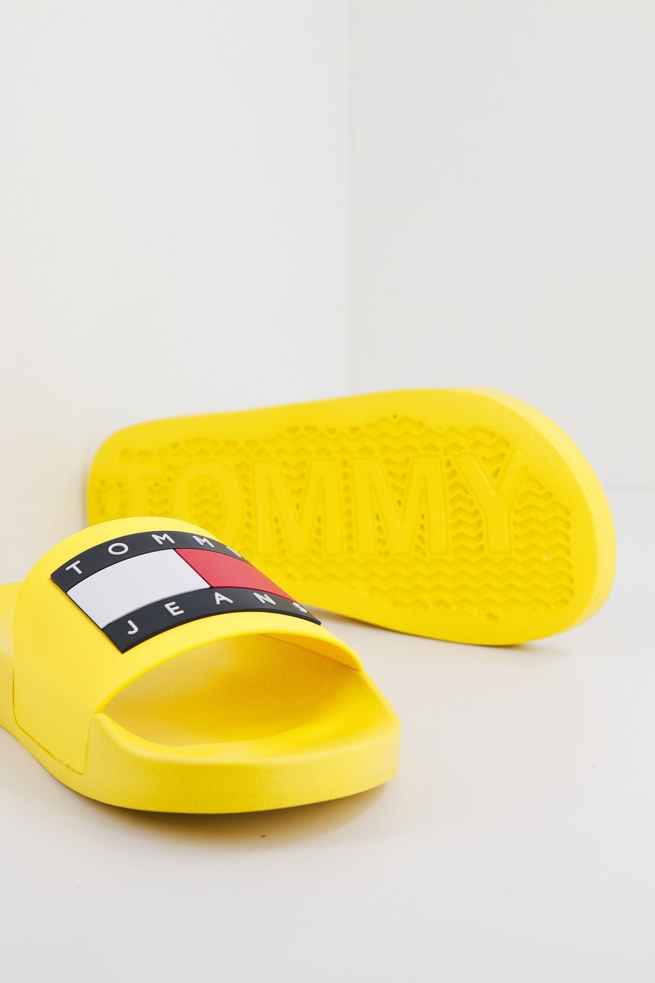 TOMMY JEANS POOL SLIDE ESS en color AMARILLO (2)