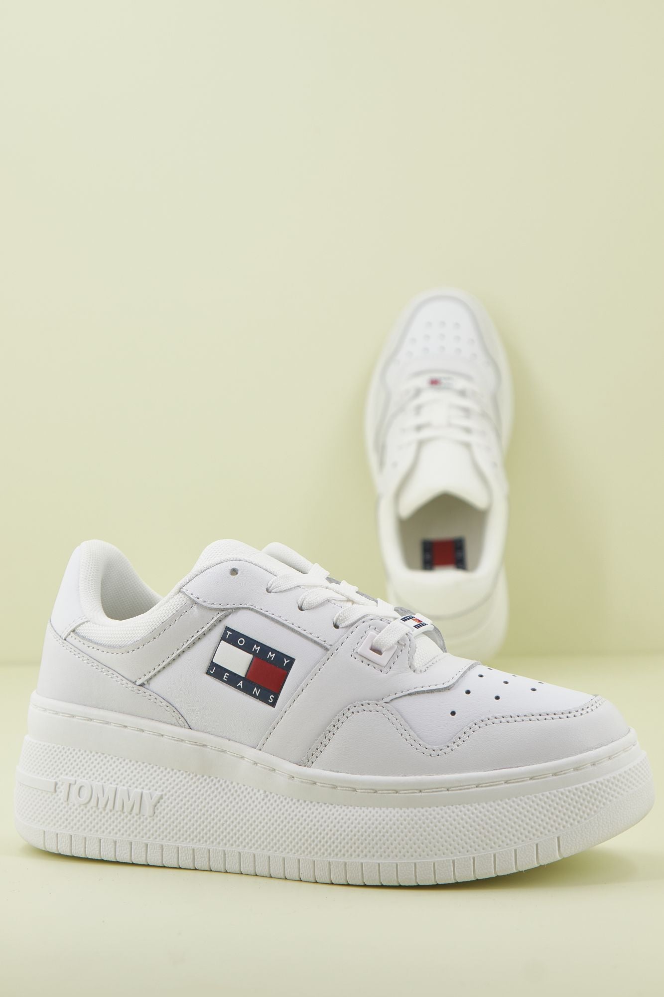 TOMMY JEANS RETRO BASKET FLATF en color BLANCO (1)
