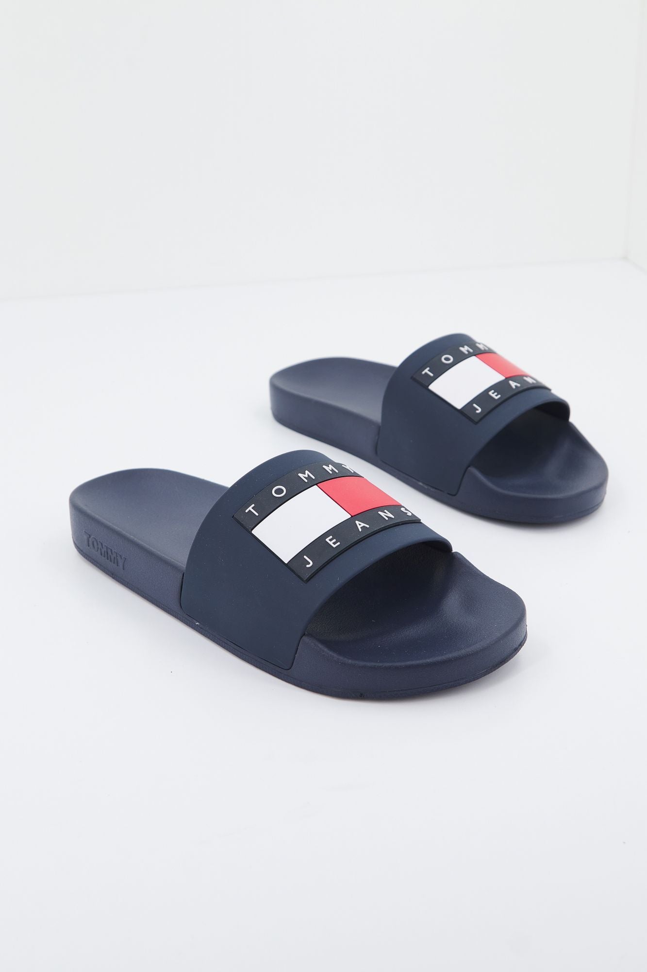 TOMMY JEANS FLAG POOL SLD ESS en color AZUL (1)
