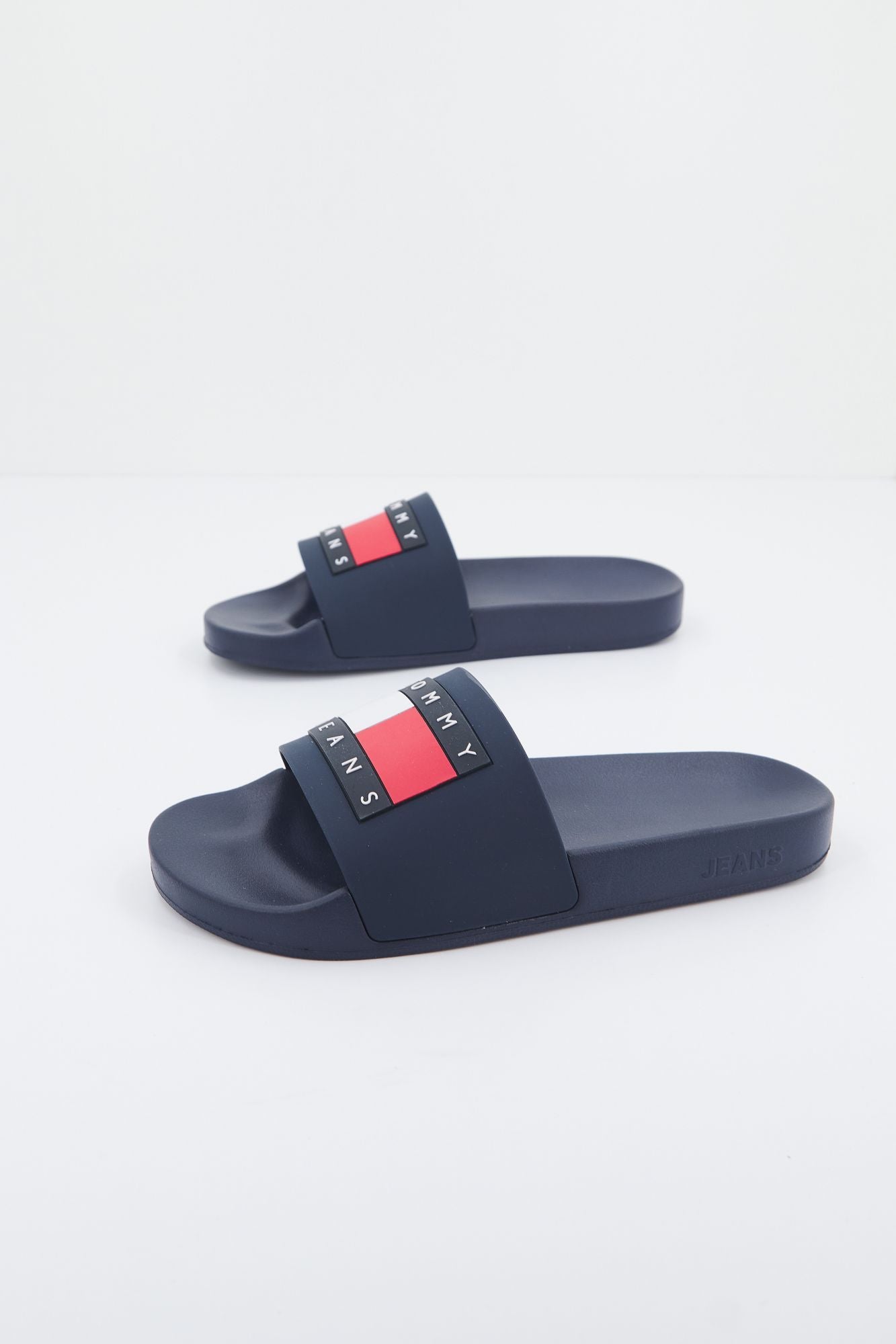 TOMMY JEANS FLAG POOL SLD ESS en color AZUL (2)