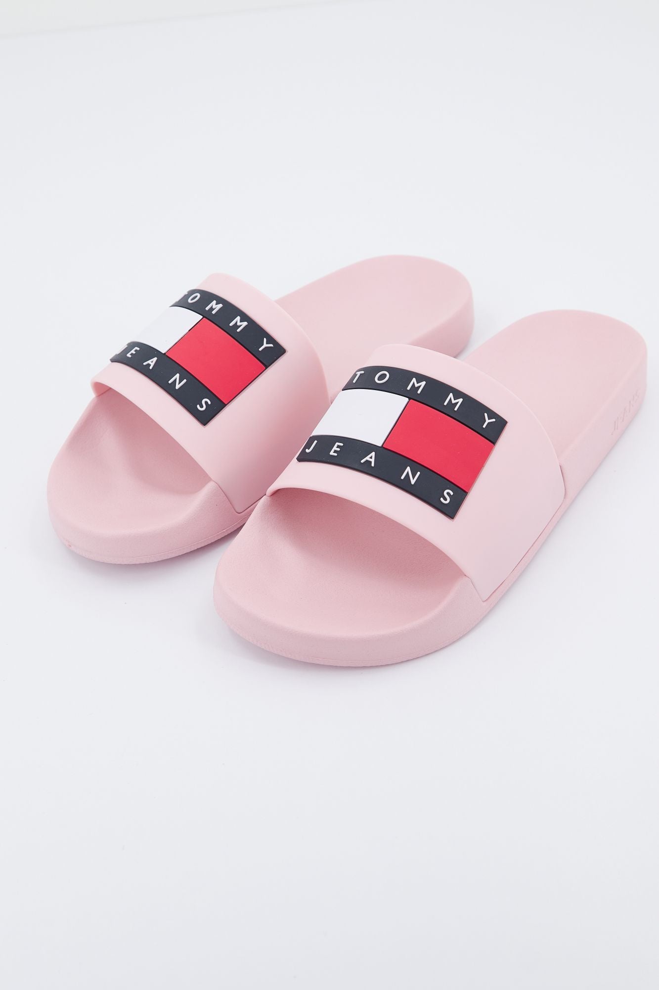TOMMY JEANS FLAG POOL SLD ESS en color ROSA (1)