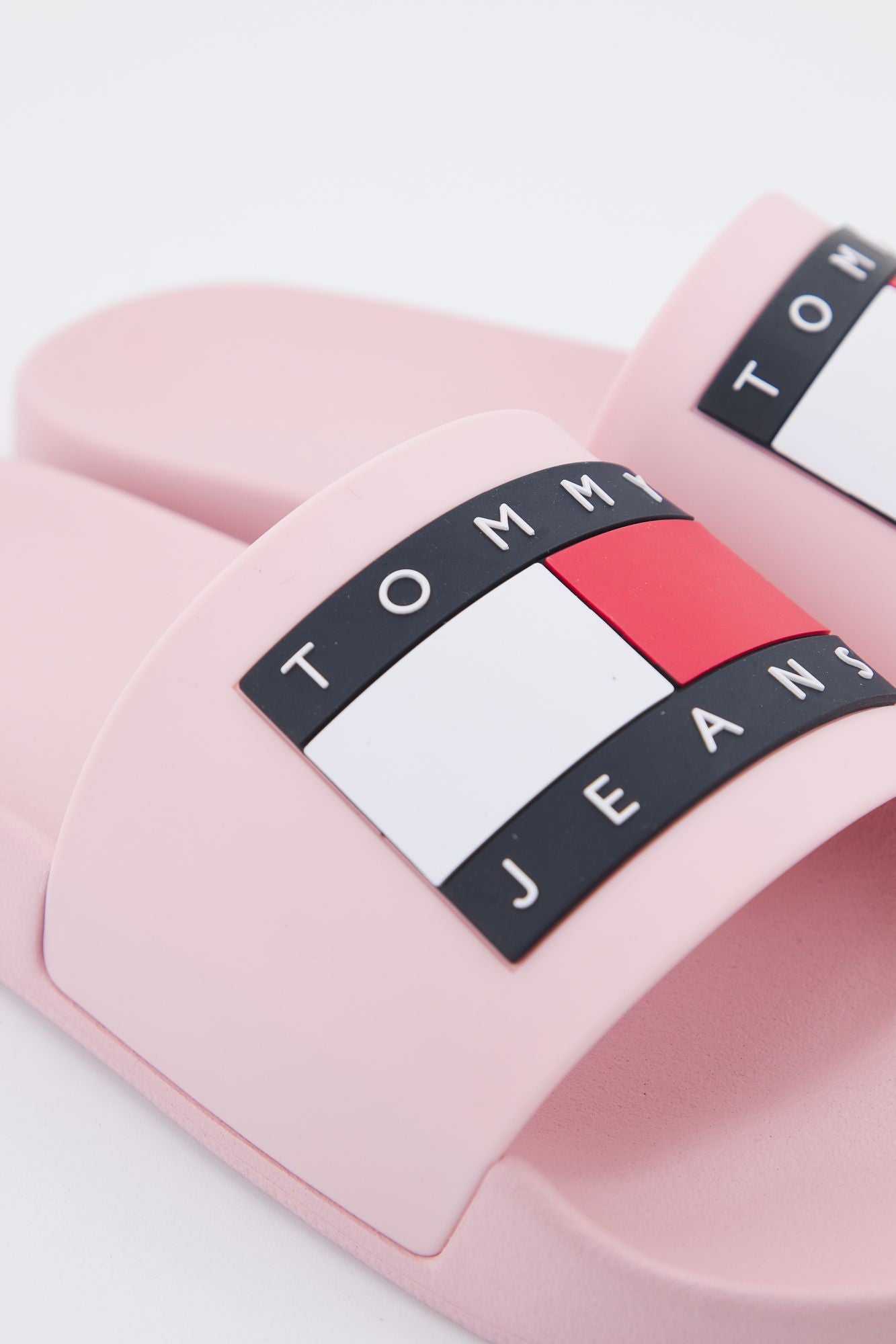 TOMMY JEANS FLAG POOL SLD ESS en color ROSA (3)