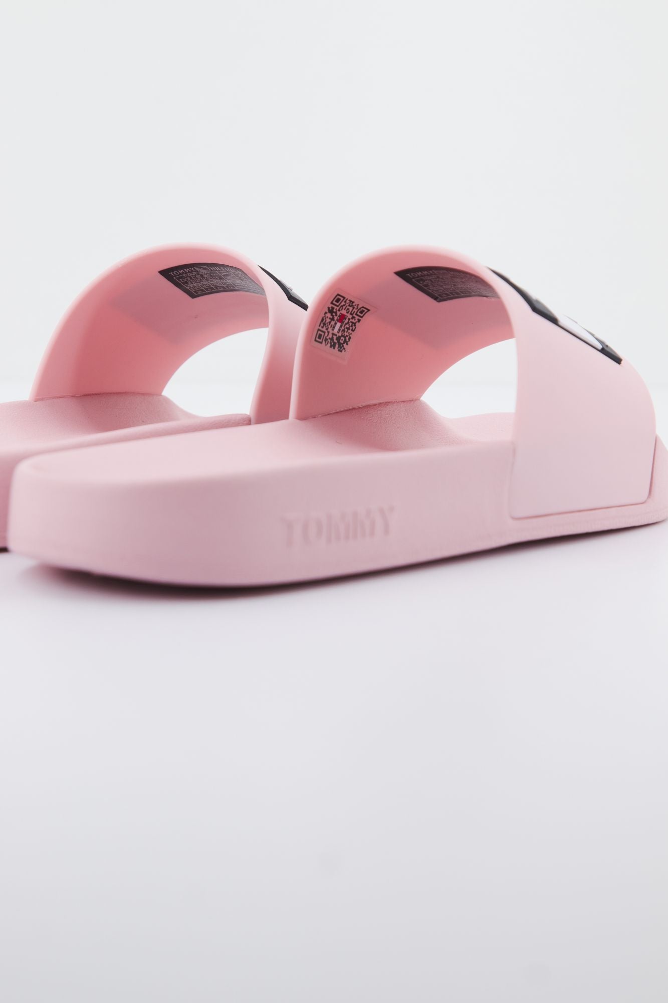 TOMMY JEANS FLAG POOL SLD ESS en color ROSA (4)