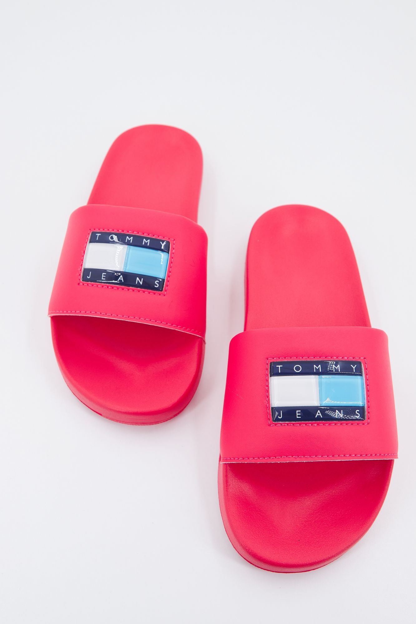 TOMMY JEANS FLAG PRINT POOL SLD en color ROSA (1)