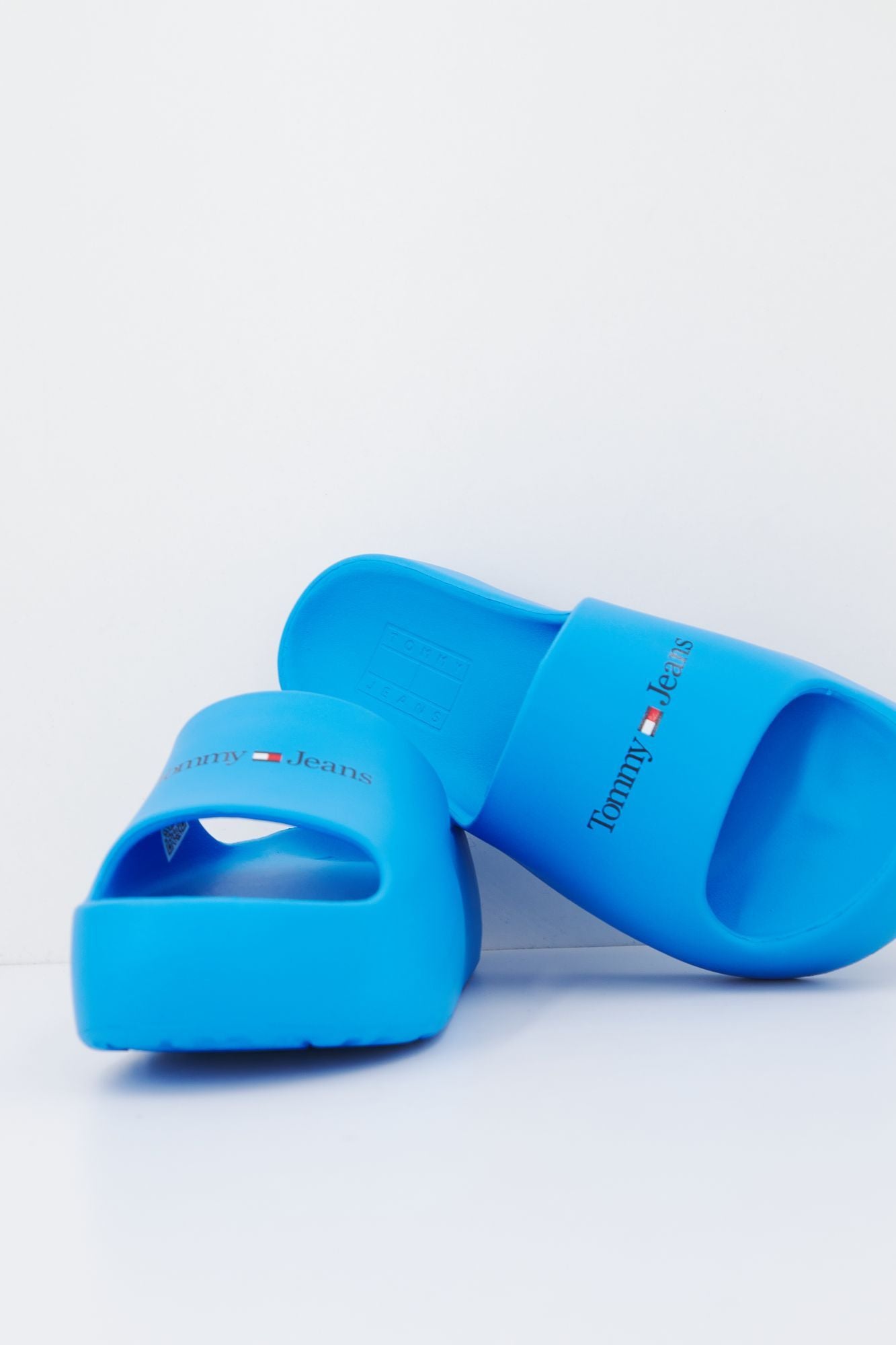 TOMMY JEANS CHUNKY FLATFORM POOL en color AZUL (3)