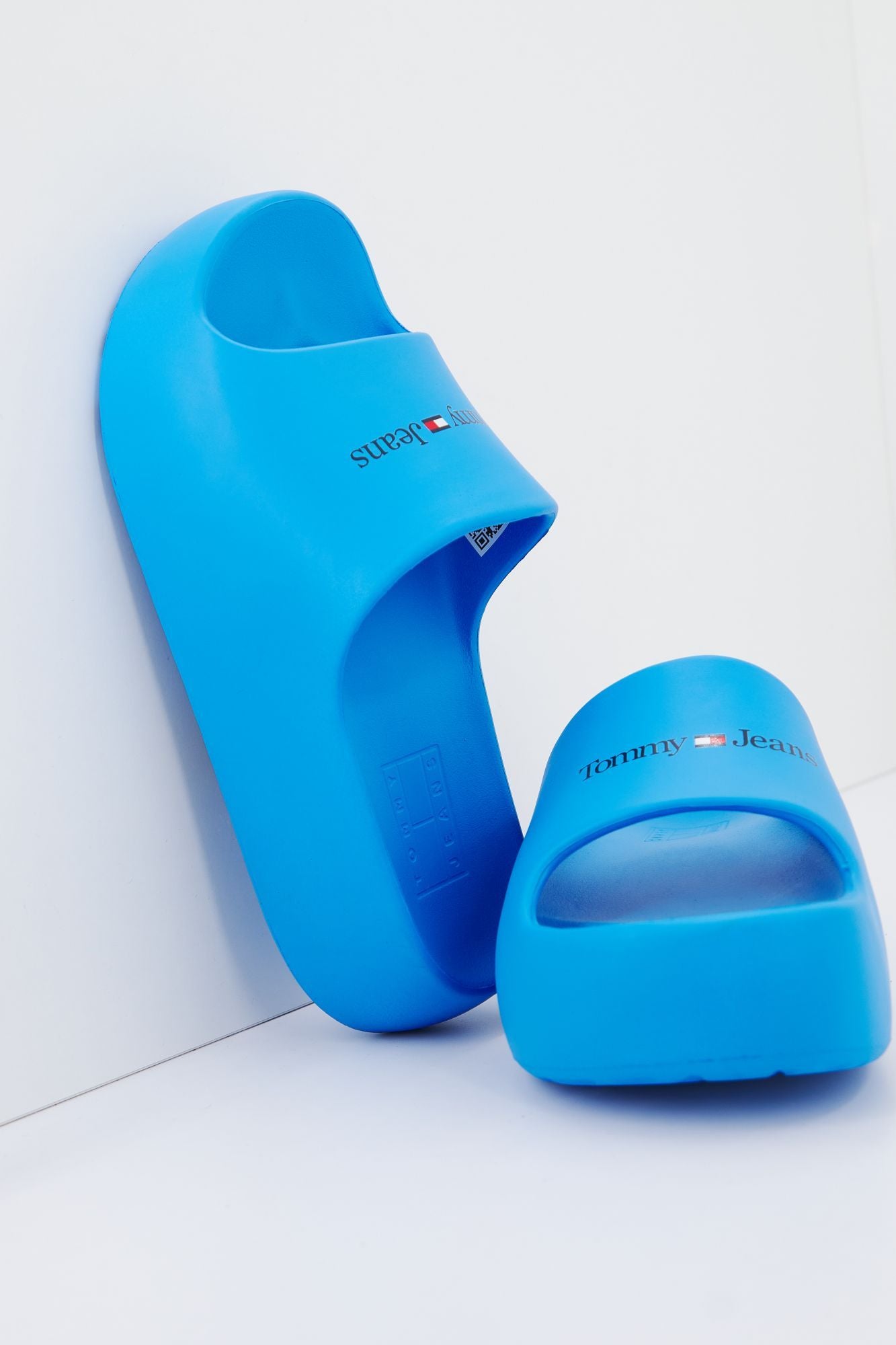 TOMMY JEANS CHUNKY FLATFORM POOL en color AZUL (4)