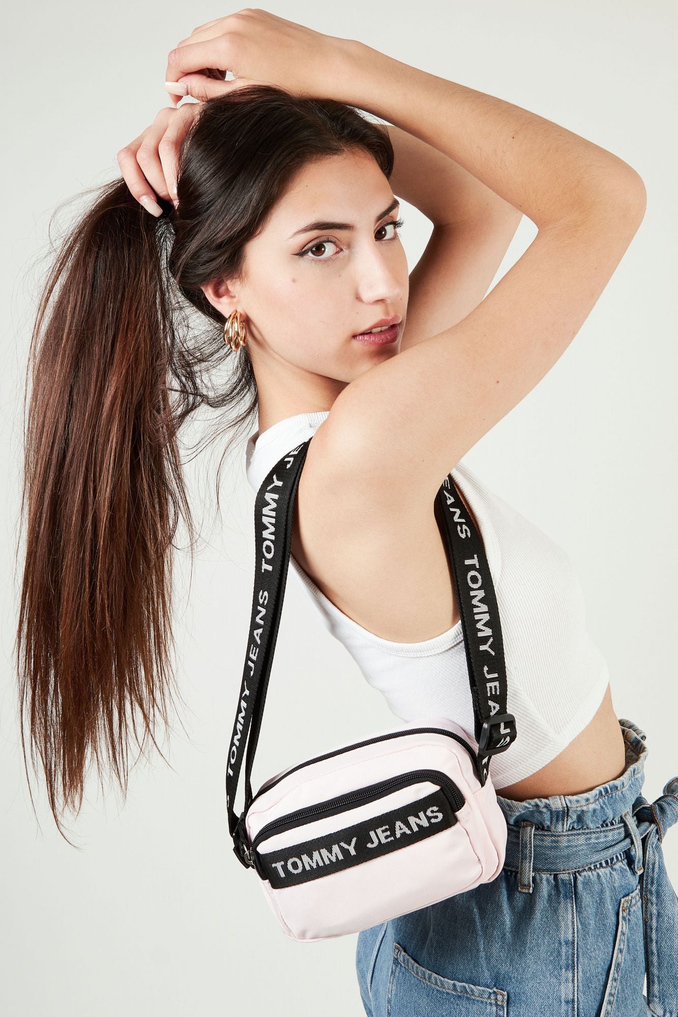 TOMMY JEANS ESSENTIAL CROSSOVER en color ROSA (2)