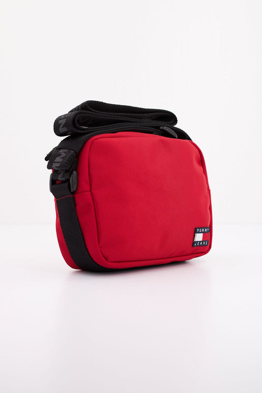 TOMMY JEANS TJW ESS DAILY CROSSOVER en color ROJO (2)