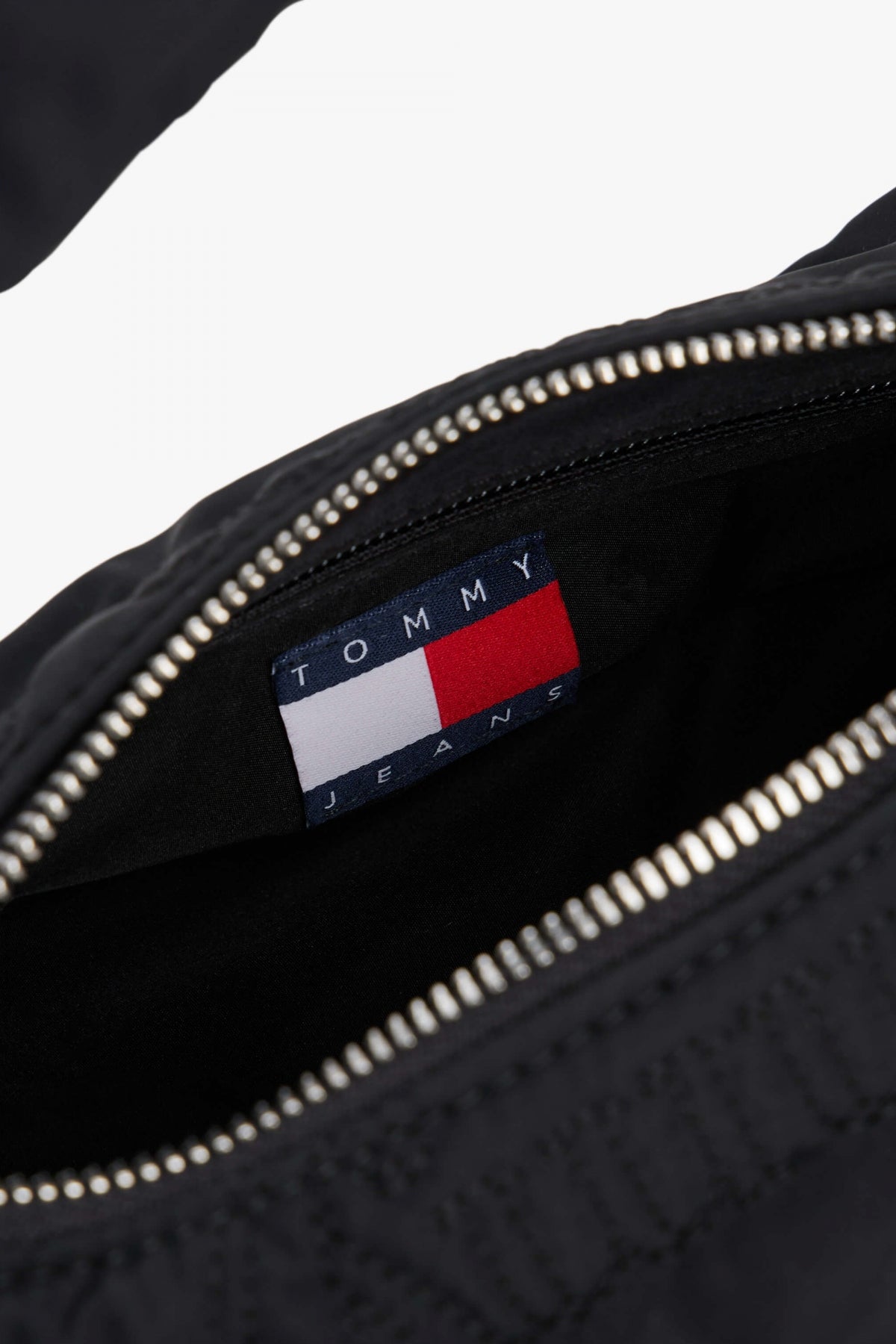 TOMMY JEANS TJW URBAN AOP SHOULDER B en color NEGRO (3)