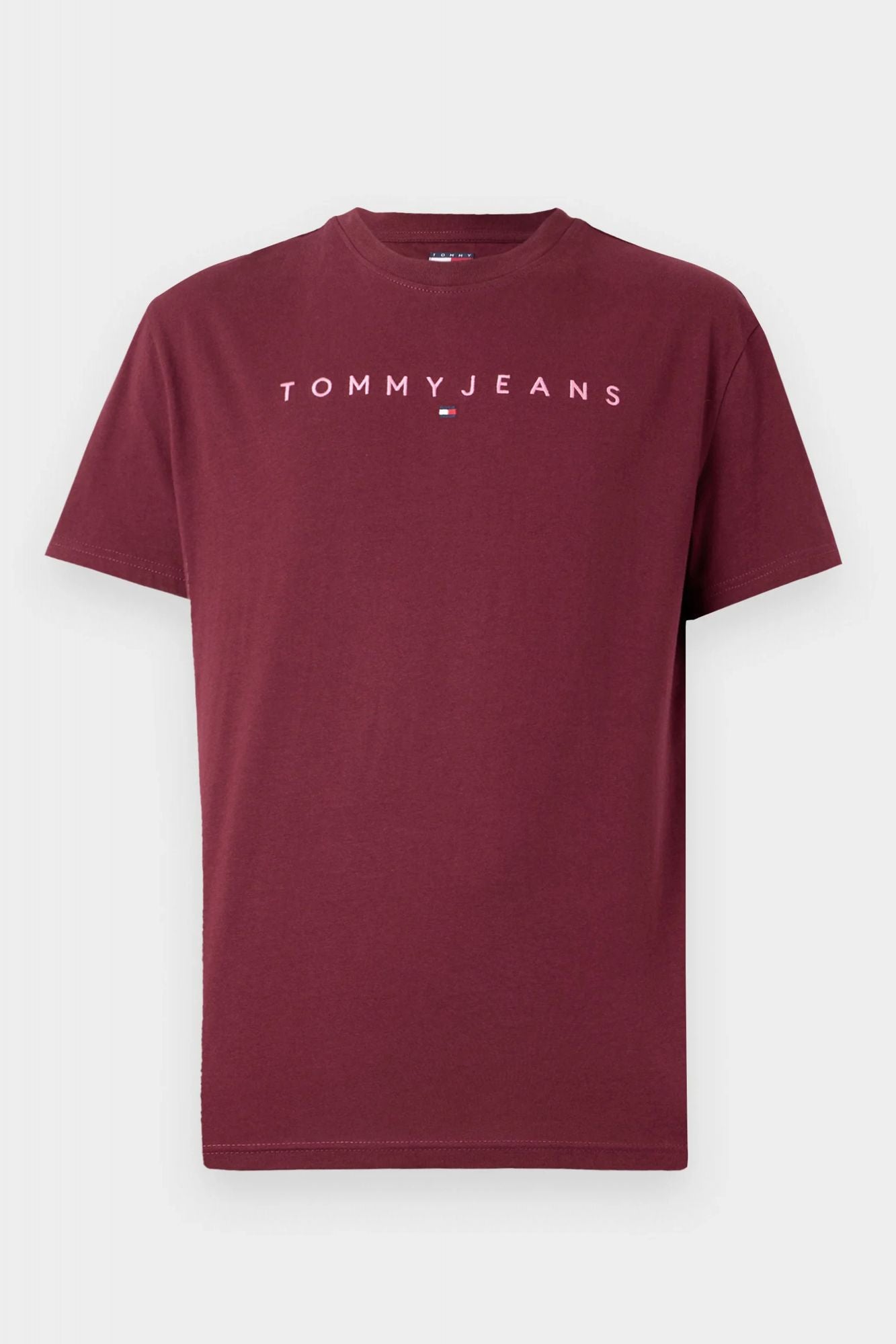 TOMMY JEANS TJM REG LINEAR LOGO TEE en color BURDEOS (2)