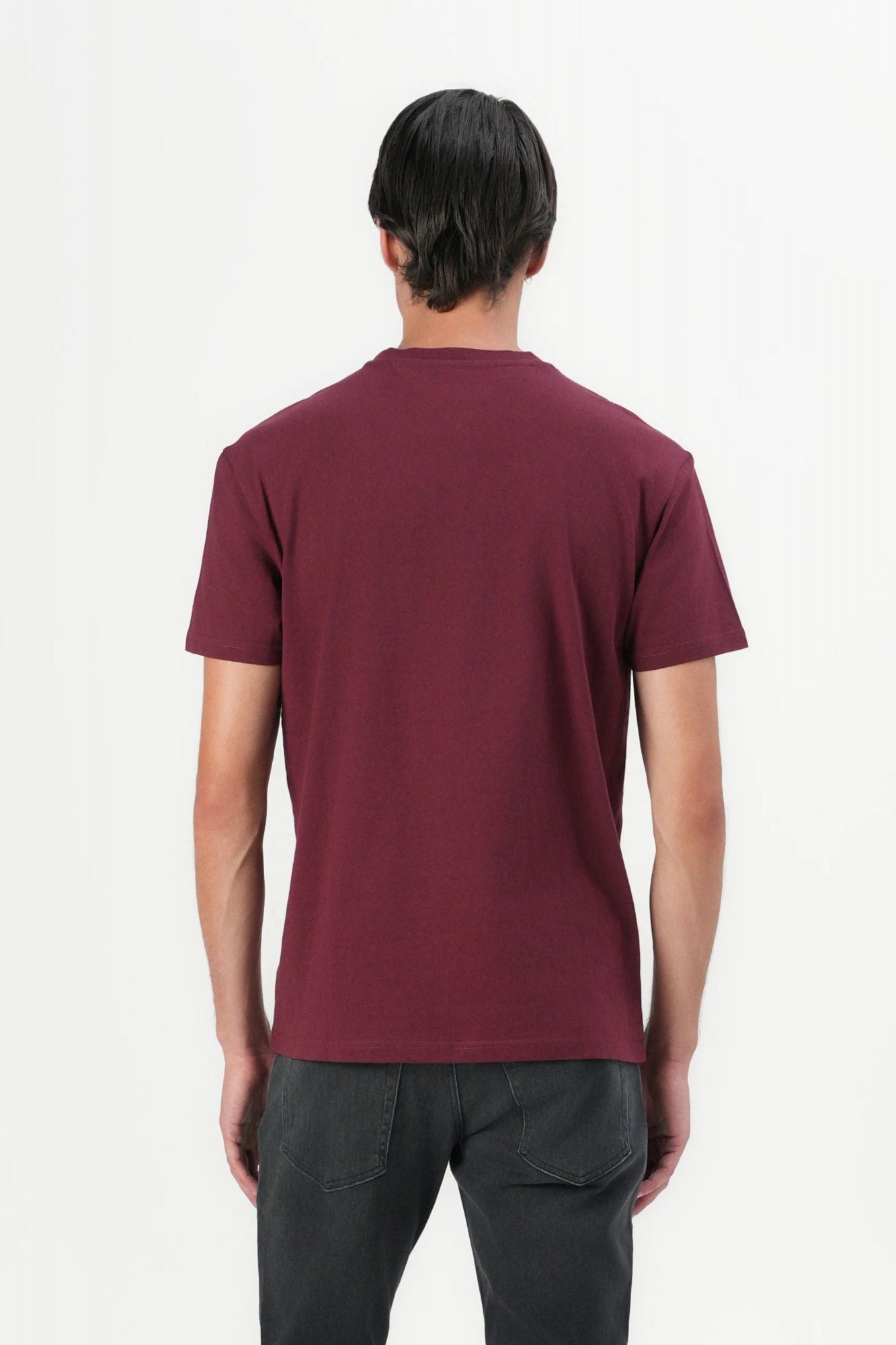 TOMMY JEANS TJM REG LINEAR LOGO TEE en color BURDEOS (3)